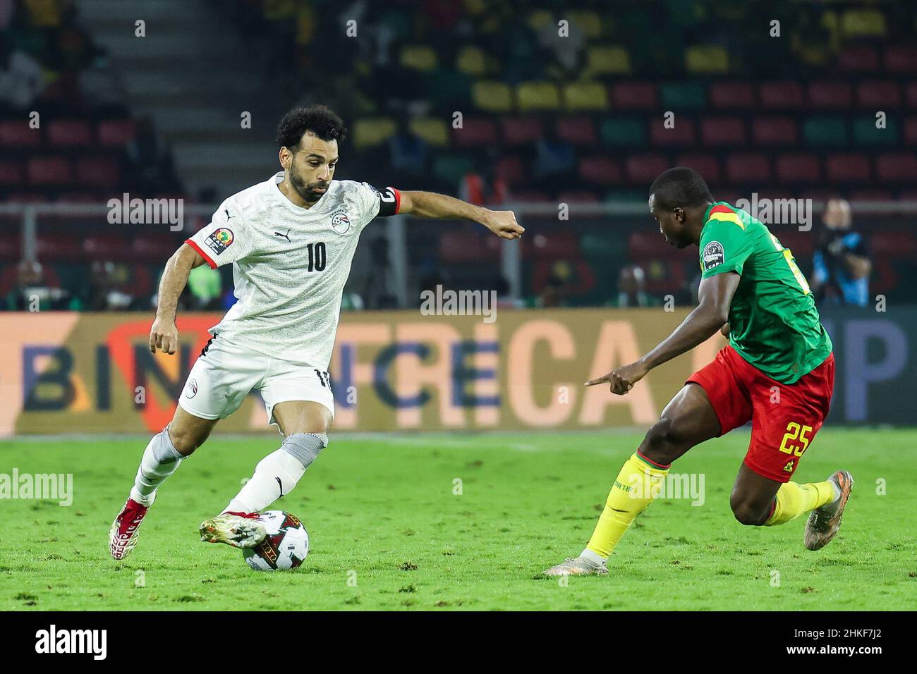 KAMERUN, Yaounde, 03. Februar 2022 - Mohamed Salah aus Ägypten und Nouhou Tolo aus Kamerun während des Afrika-Cup der Nationen spielen Halbfinalspiels zwischen Kamerun und Ägypten im Stade d'Olembe, Yaounde, Kamerun, 03/02/2022/ Foto von SF Credit: Sebo47/Alamy Live News Stockfoto