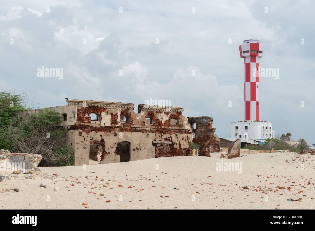 Dhanushkodi, Indien - Januar 2022: Die Geisterstadt Dhanushkodi und der neue Leuchtturm. Stockfoto