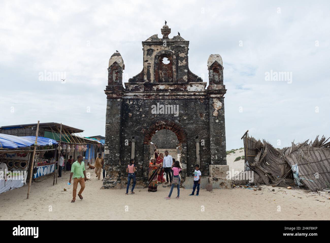 Dhanushkodi, Indien - Januar 2022: Die 'Geisterstadt' von Dhanushkodi. Die Ruinen der römischen Kirche. Stockfoto