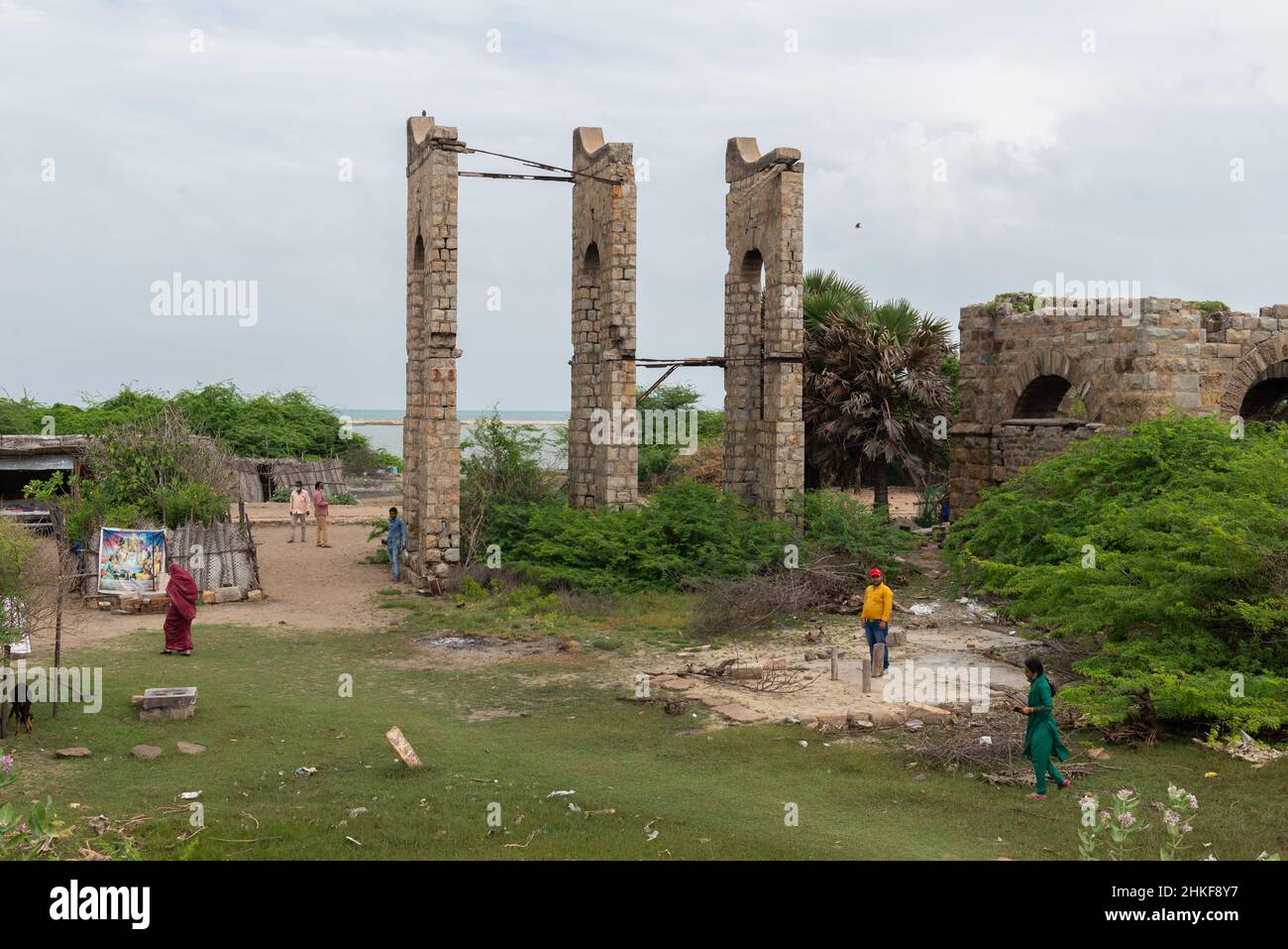 Dhanushkodi, Indien - Januar 2022: Die 'Geisterstadt' von Dhanushkodi. Die Überreste des Bahnhofs. Stockfoto