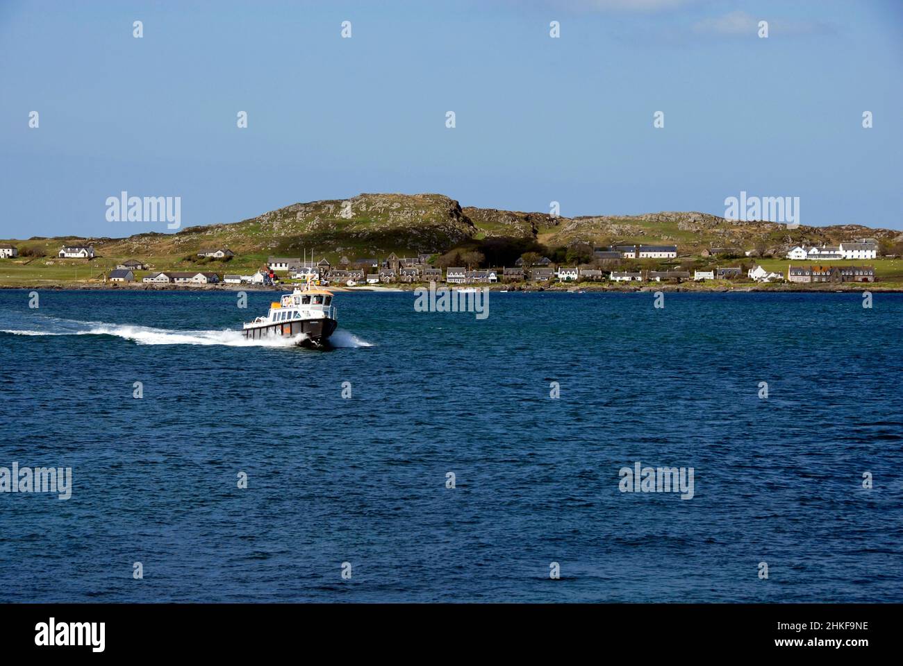 Kleines Boot, das sich schnell vor der Küste der Insel Iona, Schottland, bewegt Stockfoto