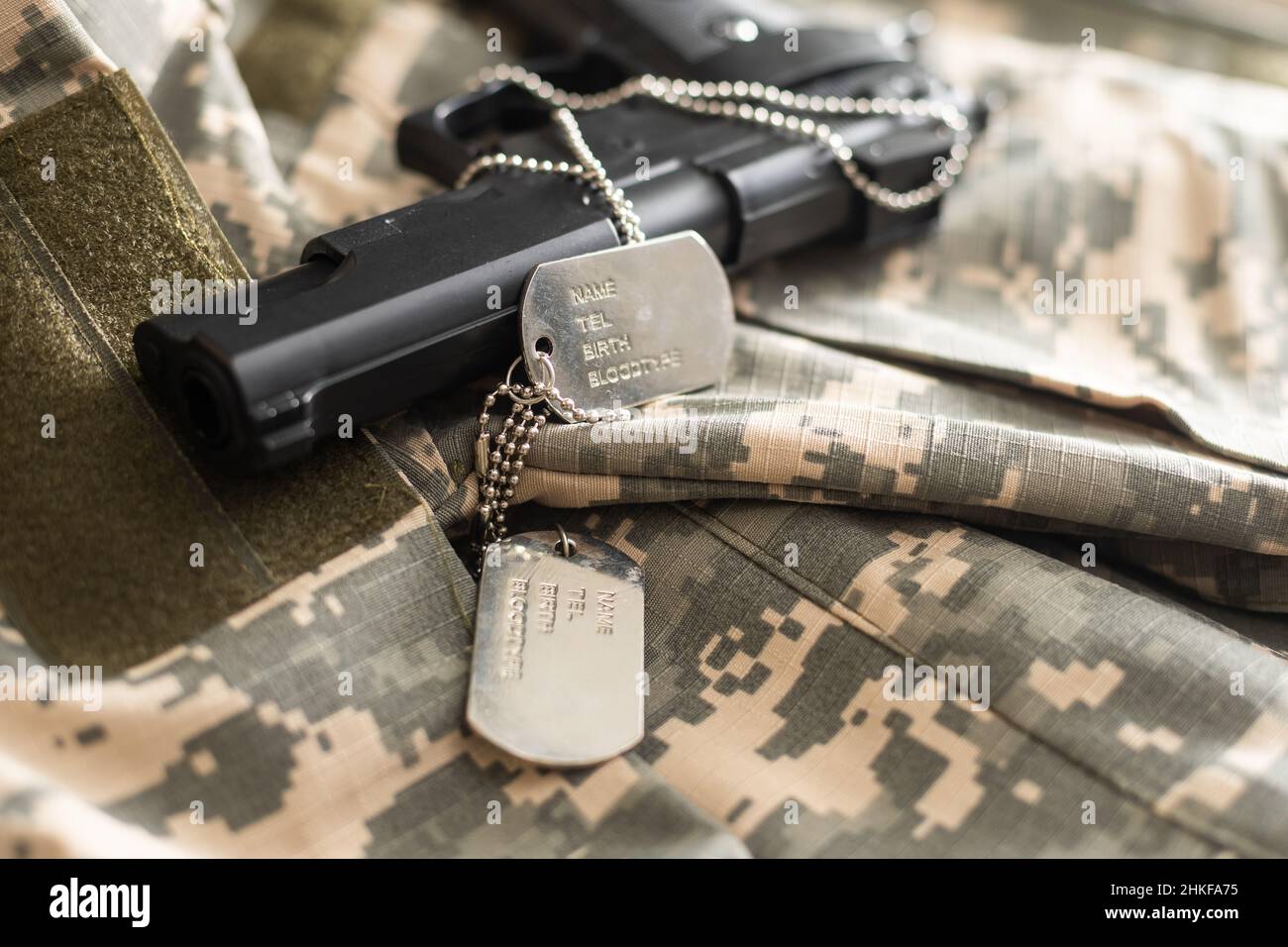 Pistole mit Dogtags. Konzept von Dienst und Dienst in US-Streitkräfte. Veteranenkonzept Stockfoto