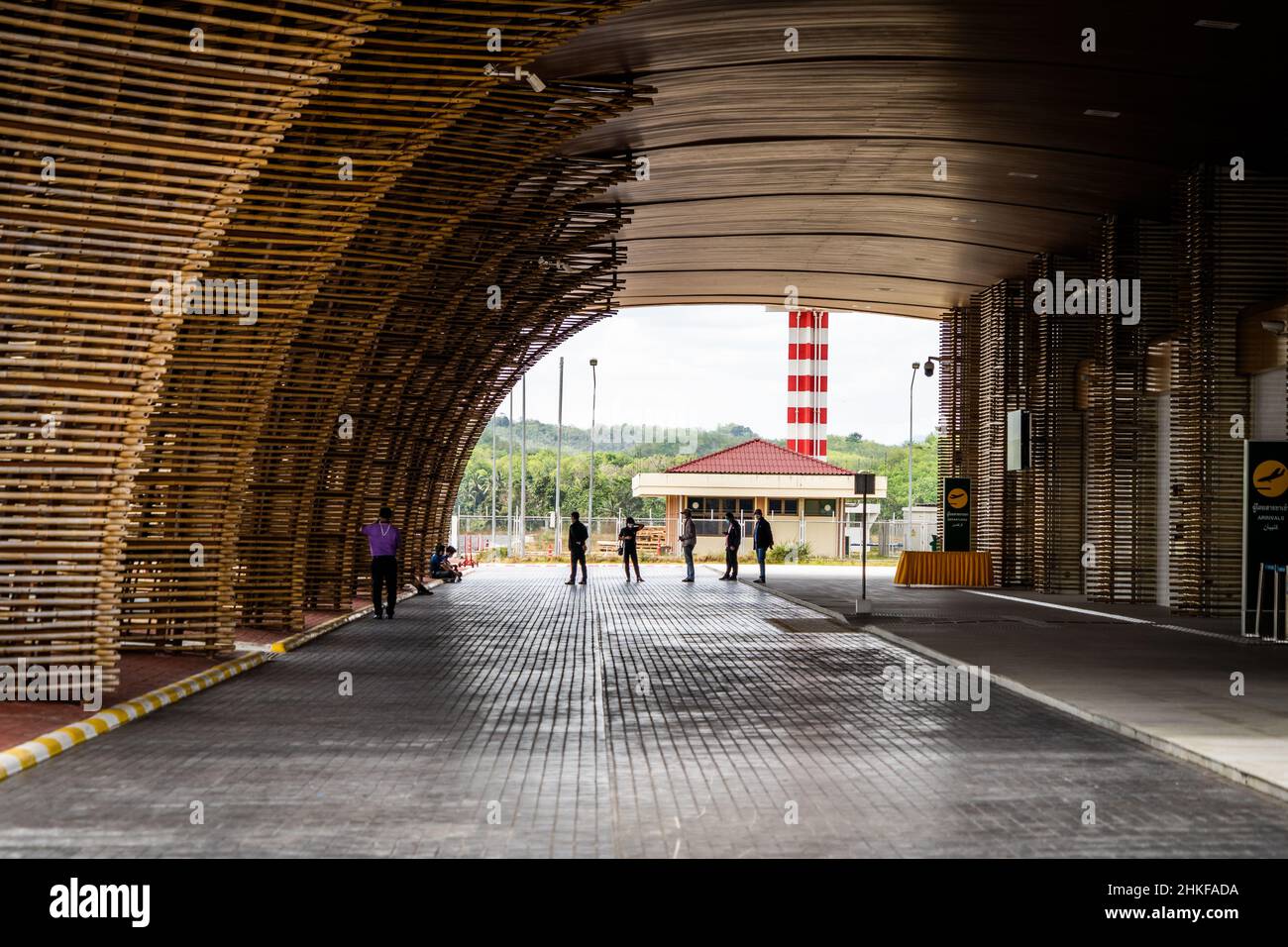 Die Arbeiter bereiten den Abgabebereich für die Abflughalle am Internationalen Flughafen Betong in Yala vor.am Internationalen Flughafen Betong laufen die Vorbereitungen für einen offiziellen Spatenstich. Dieser Flughafen, der aufgrund von Bauarbeiten und Konflikten um Verträge mit Fluggesellschaften seit mehreren Jahren mit Verzögerungen bei der Eröffnung zu rechnen ist, wird voraussichtlich den Tourismus nach Yala, der südlichsten Provinz Thailands, bringen. Yala steht, wie auch die benachbarten Provinzen, seit mehr als einem Jahrzehnt aufgrund von Konflikten und Gewalt im Ausnahmezustand. (Foto von Matt Hunt/SOPA Images/Sipa USA) Stockfoto