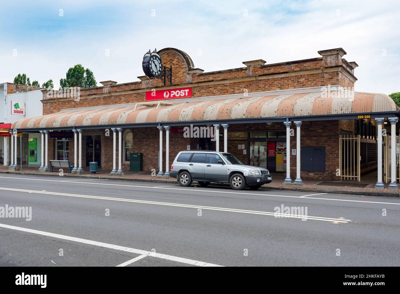 Das Bowral Post Office (Australia Post) sieht alt aus, wurde aber tatsächlich erst 1990 errichtet. Die Uhr stammt aus dem ursprünglichen, 1887 abgerissenen Postamt Stockfoto