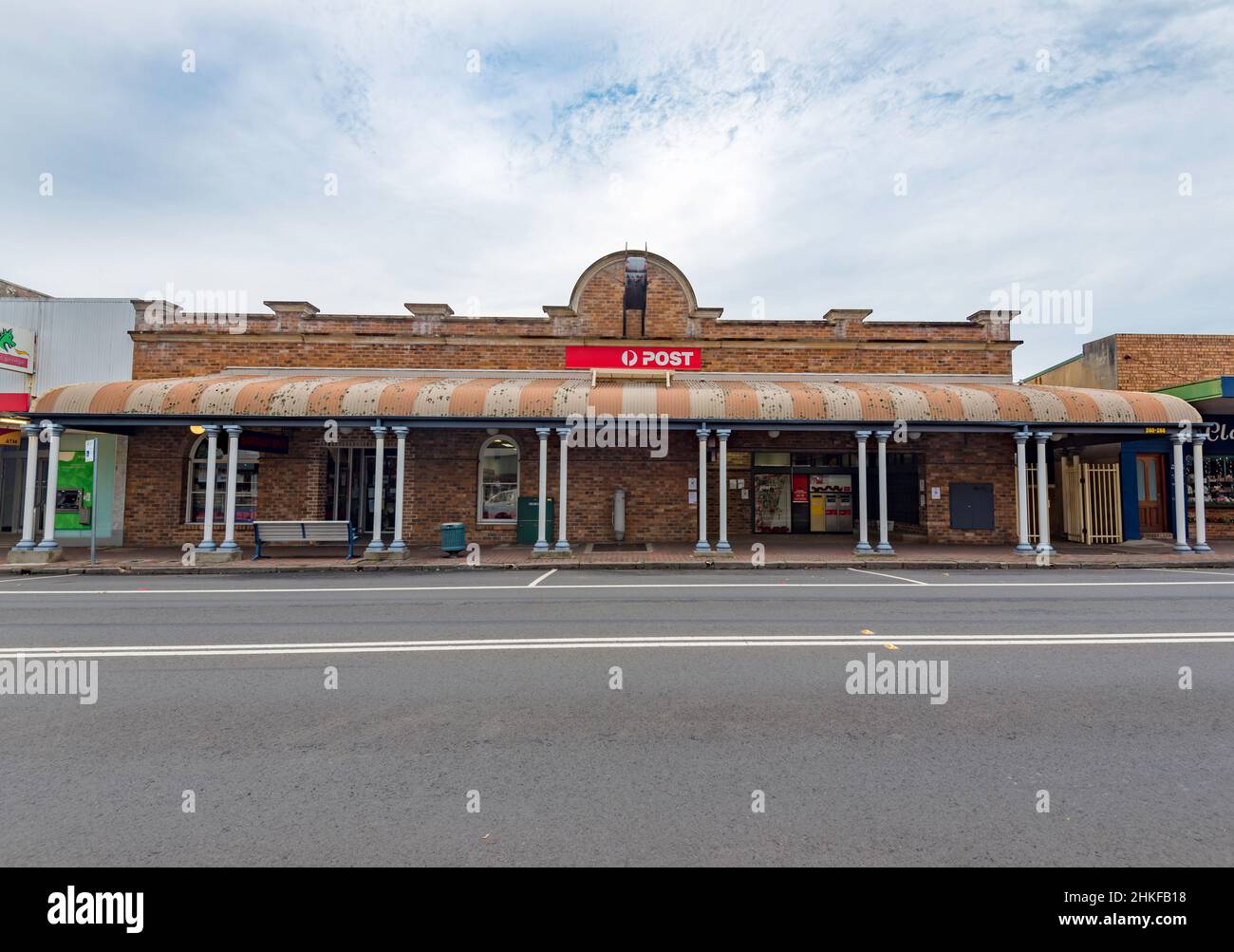 Das Bowral Post Office (Australia Post) sieht alt aus, wurde aber tatsächlich erst 1990 errichtet. Die Uhr stammt aus dem ursprünglichen, 1887 abgerissenen Postamt Stockfoto