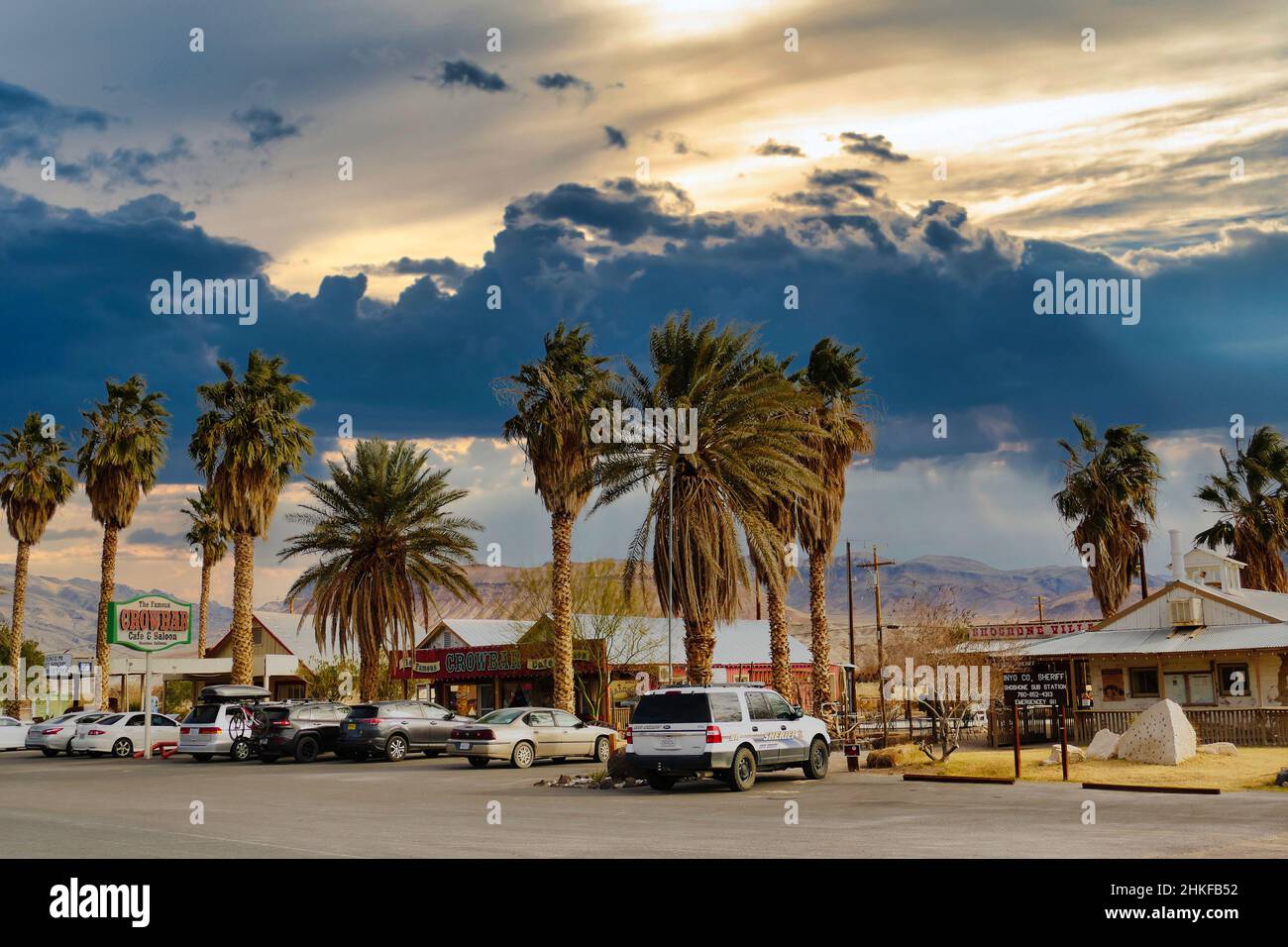 Sheriffs Büro und Salon im Dorf Shoshone, Inyo County. Dunkler Abendhimmel. Stockfoto