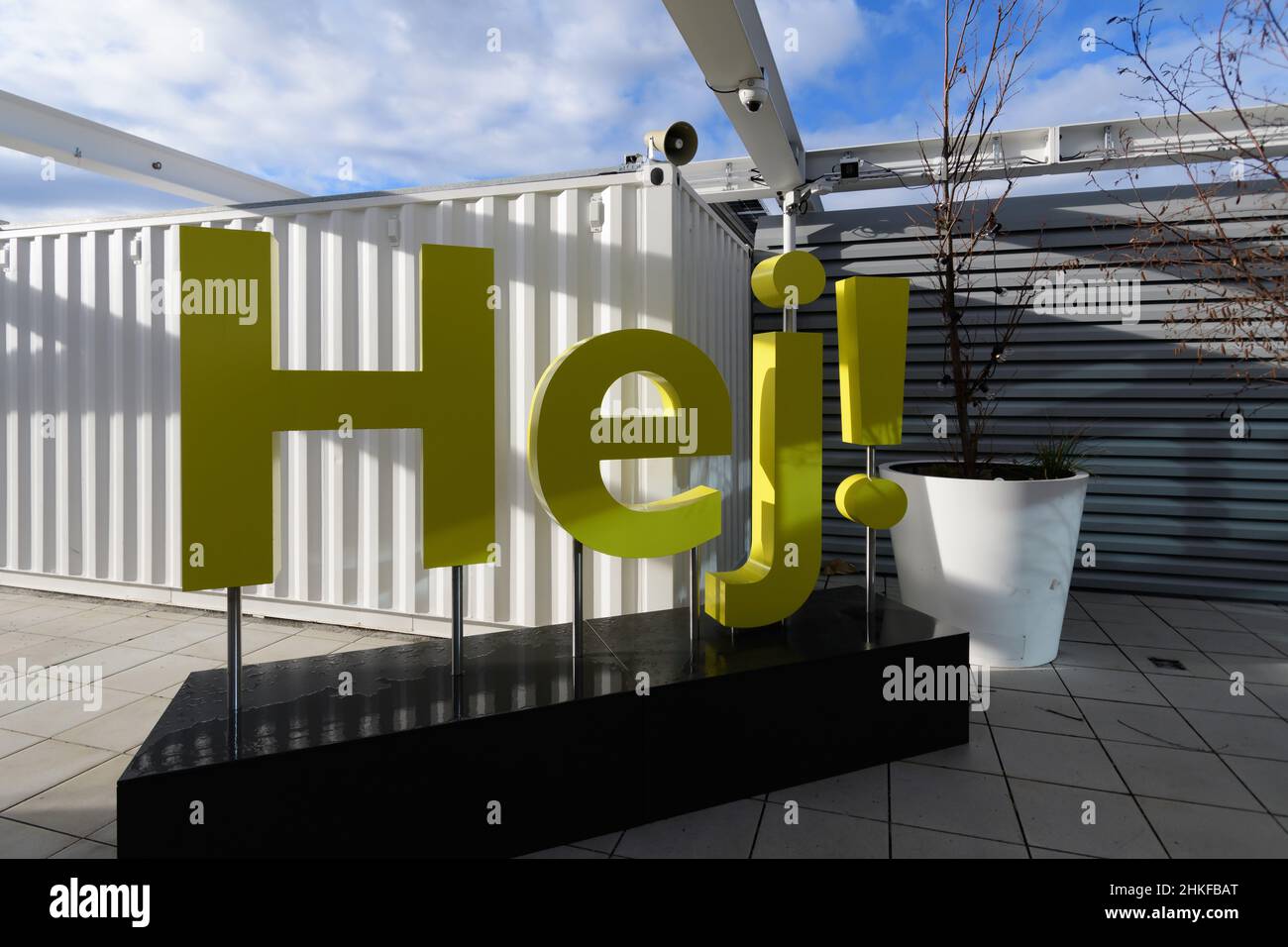 wien, österreich, 02. feb 2022, Schild 'hej' auf der Dachterrasse des ikea Stores in wien Stockfoto