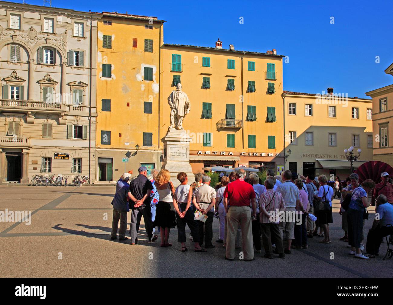 Touristengruppe vor dem Monumento a Giuseppe Garibaldi, Piazza del Giglio, Lucca, Toskana, Italien Stockfoto