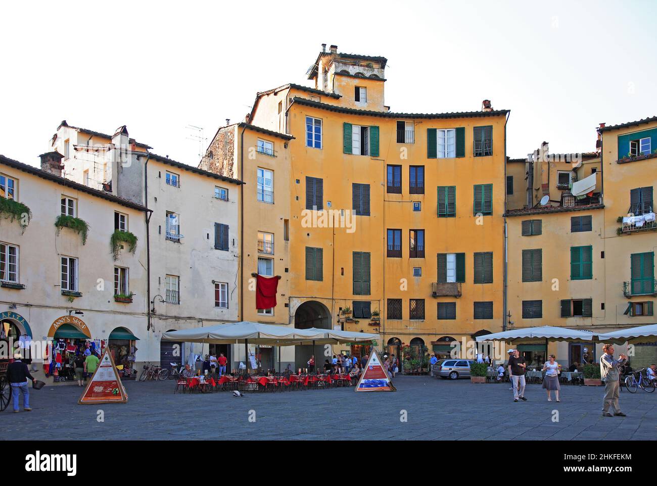 Piazza Anfiteatro, Lucca, Toskana, Italien, Piazza dell'anfiteatro. Die Piazza ist das Innere des römischen Amphitheaters. Jetzt werden die Wände für Sho verwendet Stockfoto