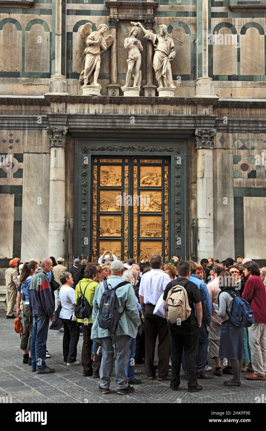 Touristengruppe vor der Tür des Paradieses im östlichen Haupteingang der Taufkapelle in Florenz, Florenz, Toskana, Italien Stockfoto