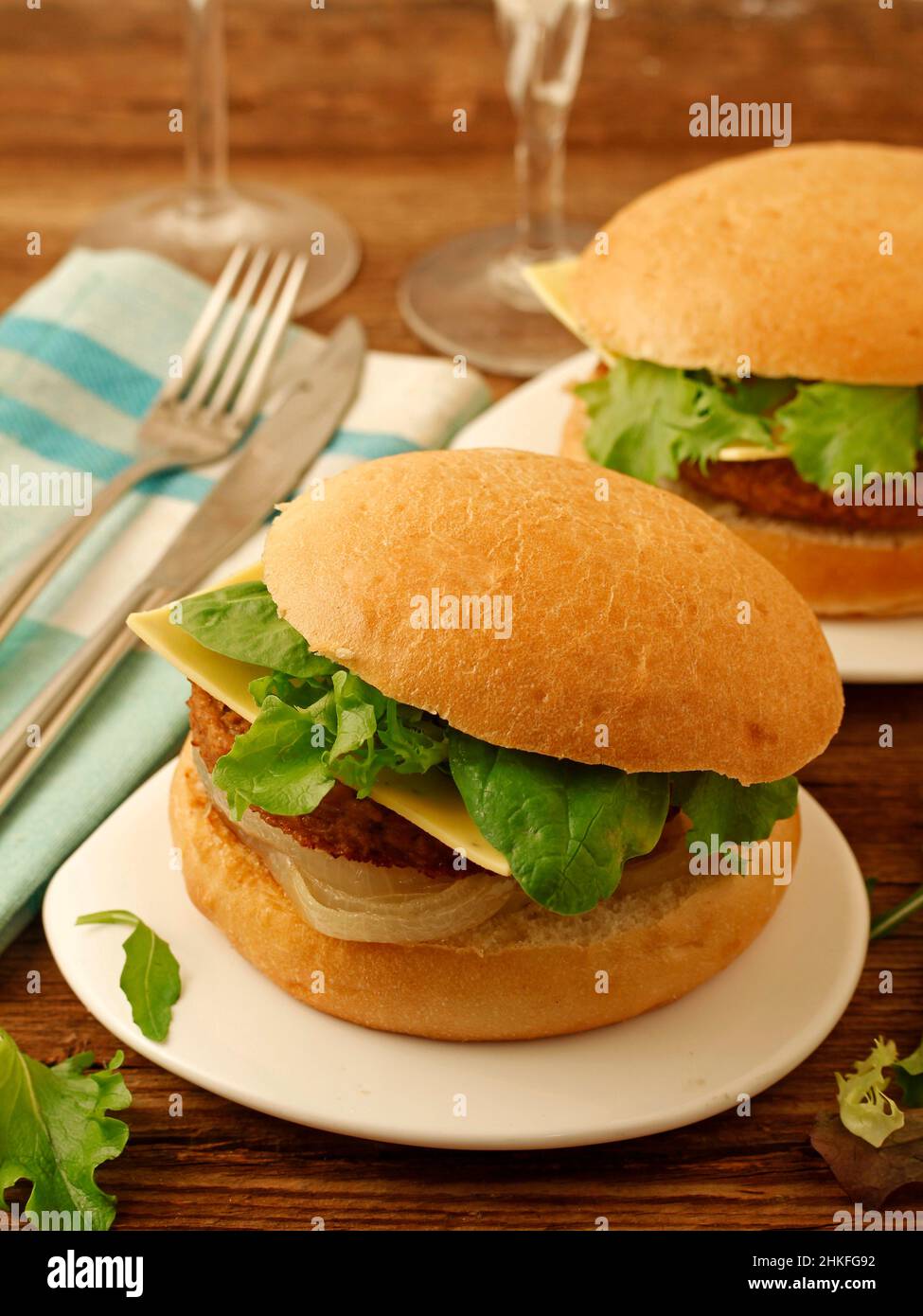 Veganer Burger. Fleisch auf Basis von Soja- und Weizenproteinen. Käse auf Basis von Kokosöl. Stockfoto