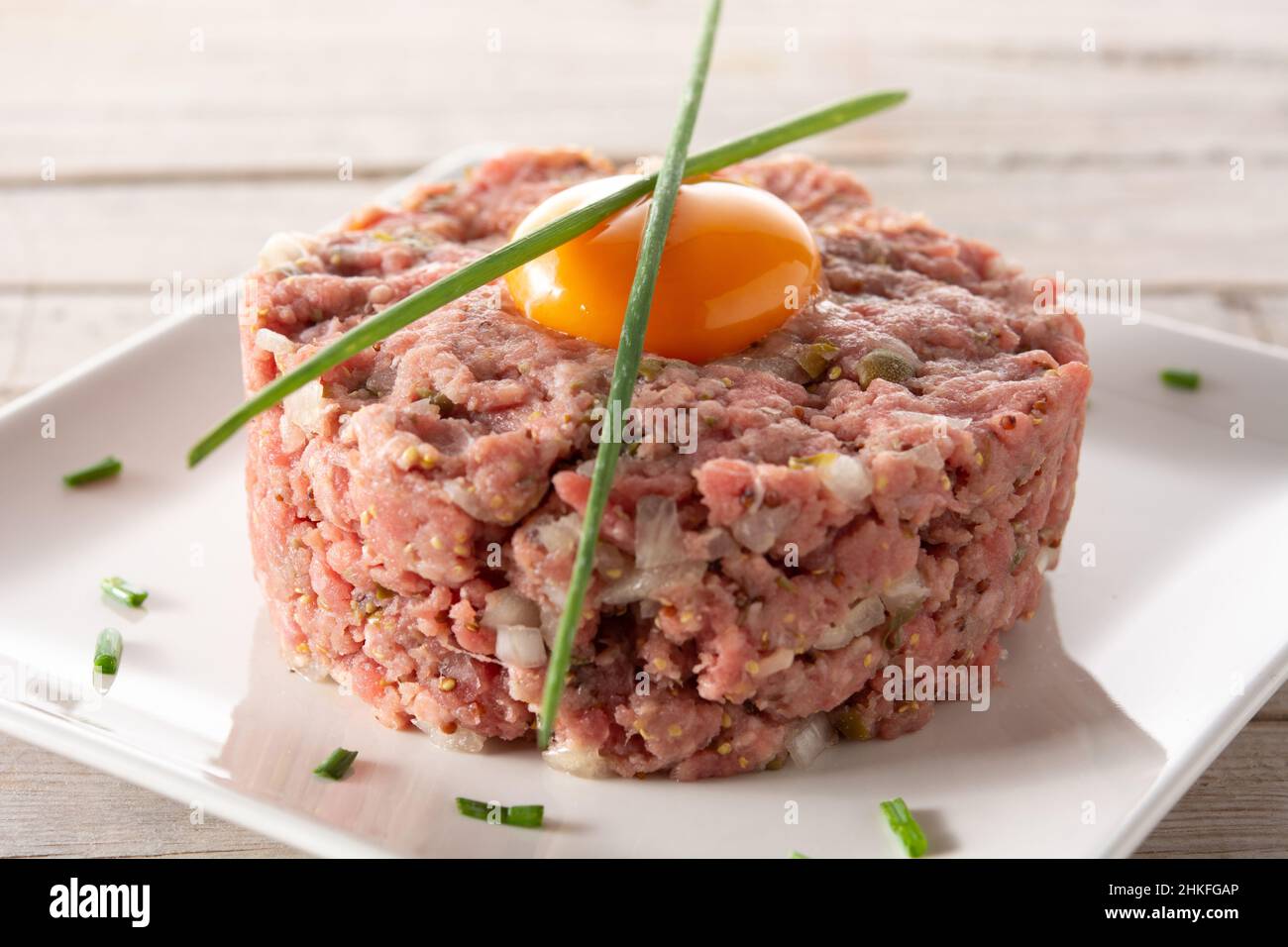 Rindersteak-Tartare auf Holztisch Stockfoto