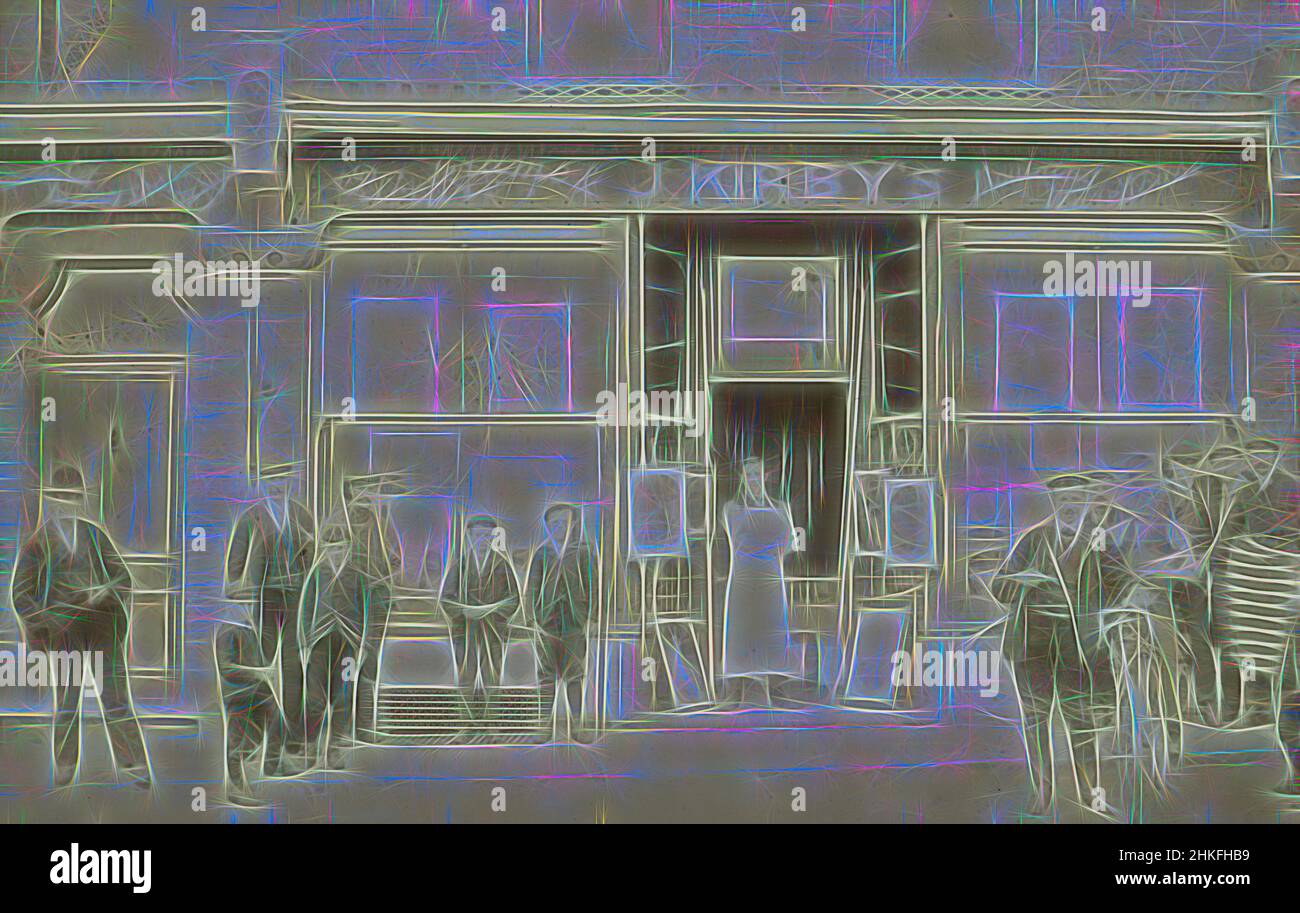 Inspiriert von J.Kirby's Picture and Frame Molding Warehouse: Schaufenster mit Menschen davor, John George Kirby, USA, 1880 - 1900, Silbergelatine-Druck, Höhe 88 mm × Breite 139 mm, neu gestaltet von Artotop. Klassische Kunst neu erfunden mit einem modernen Twist. Design von warmen fröhlichen Leuchten der Helligkeit und Lichtstrahl Strahlkraft. Fotografie inspiriert von Surrealismus und Futurismus, umarmt dynamische Energie der modernen Technologie, Bewegung, Geschwindigkeit und Kultur zu revolutionieren Stockfoto