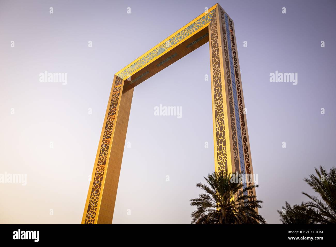 Dubai, VAE, 24.09.21. Dubai Frame dekorative goldene Fassade, architektonisches Wahrzeichen von Dubai, der größte Rahmen der Welt gegen violetten Himmel. Stockfoto