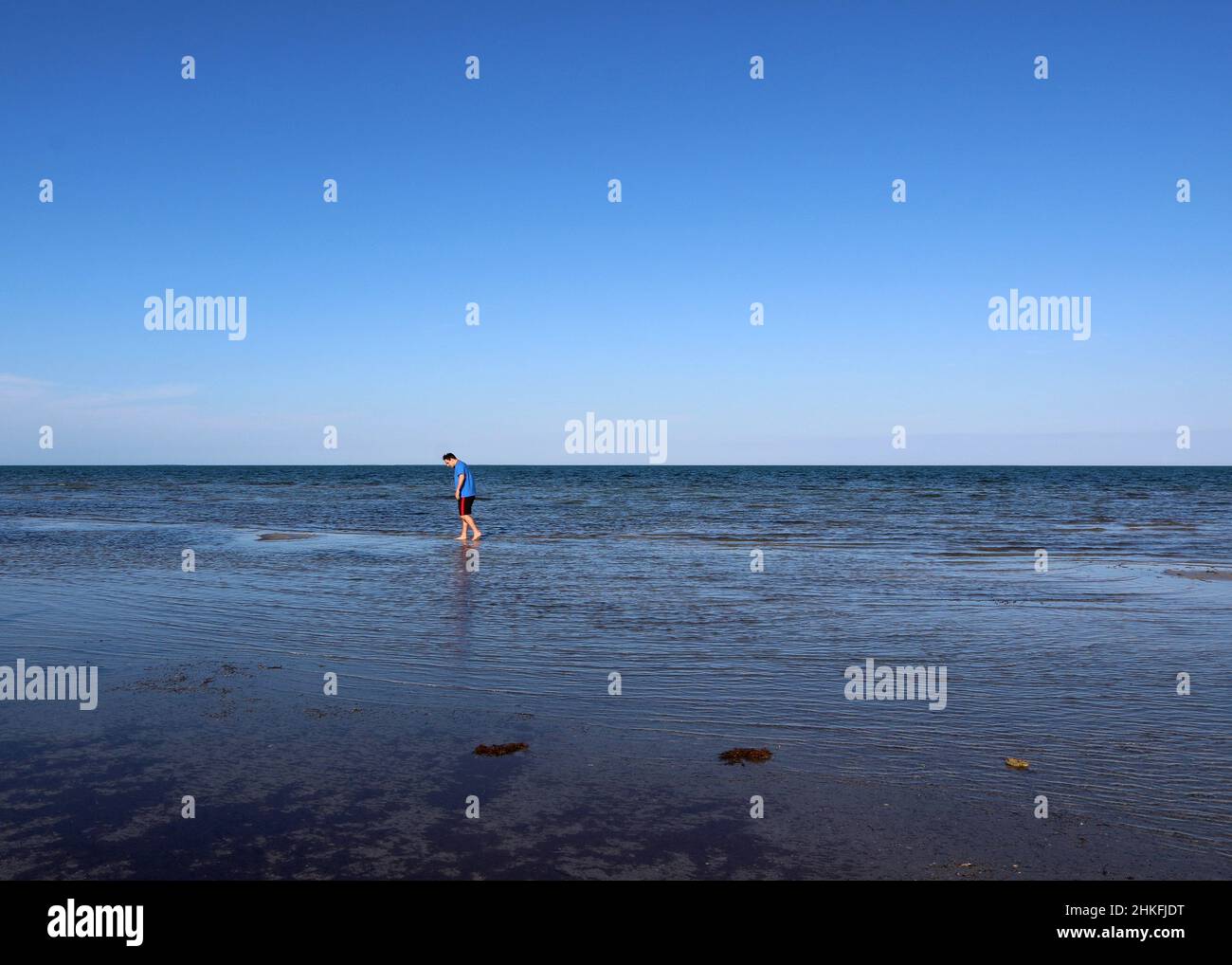 Erwachsener Mann, der auf knöcheltiefem, schwefelreichem Wasser in Playa 'El Salto' an der Nordküste von Villa Clara, Corralillo, Kuba, aufwacht Stockfoto