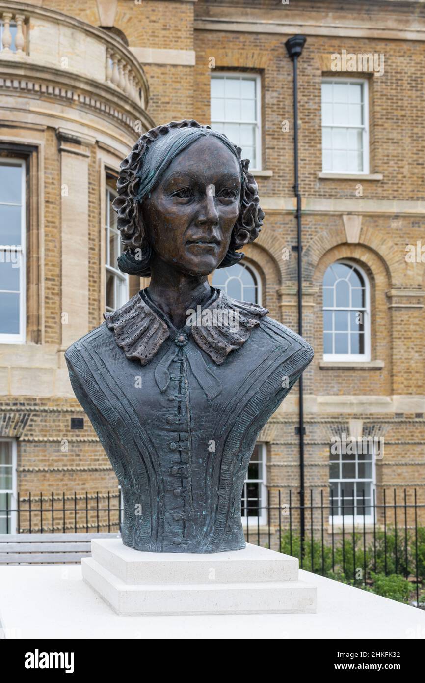 New Florence Nightingale Statue von Amy Goodman vor dem ehemaligen Cambridge Military Hospital in Aldershot, jetzt Apartments, Hampshire, Großbritannien Stockfoto