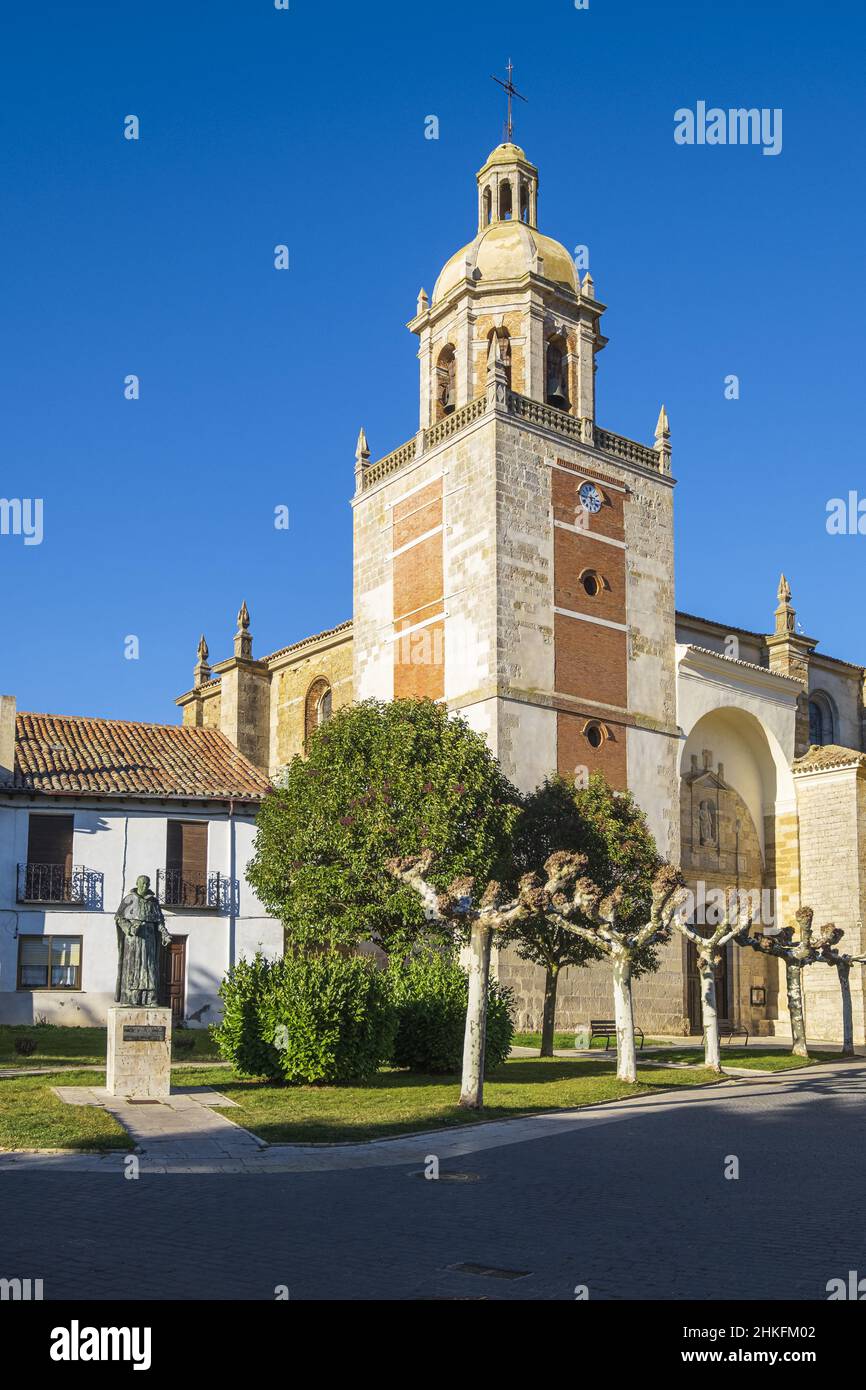 Spanien, Kastilien und León, Carrion de los Condes, Bühne auf dem Camino Francés, spanische Pilgerroute nach Santiago de Compostela, UNESCO-Weltkulturerbe, Kirche San Andres Apostol aus dem 16th. Jahrhundert Stockfoto