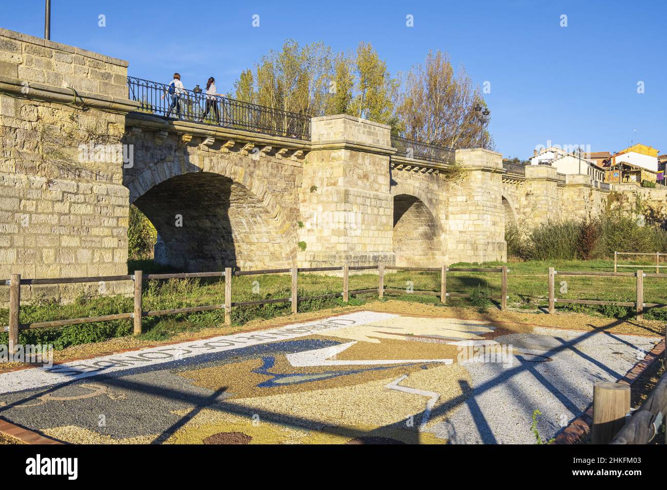 Spanien, Kastilien und León, Carrion de los Condes, Bühne auf dem Camino Francés, spanische Pilgerroute nach Santiago de Compostela, UNESCO-Weltkulturerbe, große Brücke aus dem 16th. Jahrhundert (Puente Mayor) über den Carrion Stockfoto