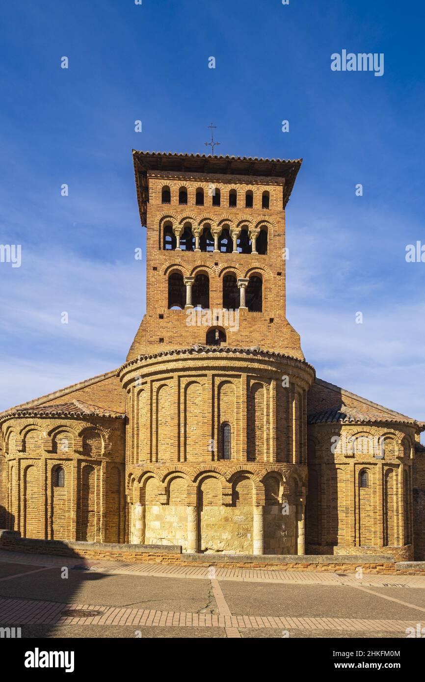 Spanien, Kastilien und León, Sahagun, Bühne auf dem Camino Francés, spanische Route der Wallfahrt nach Santiago de Compostela, die zum UNESCO-Weltkulturerbe gehört, Kirche San Tirso, die im 12th. Jahrhundert als Vertreter der leonesischen romanisch-mudejarischen Kunst erbaut wurde Stockfoto