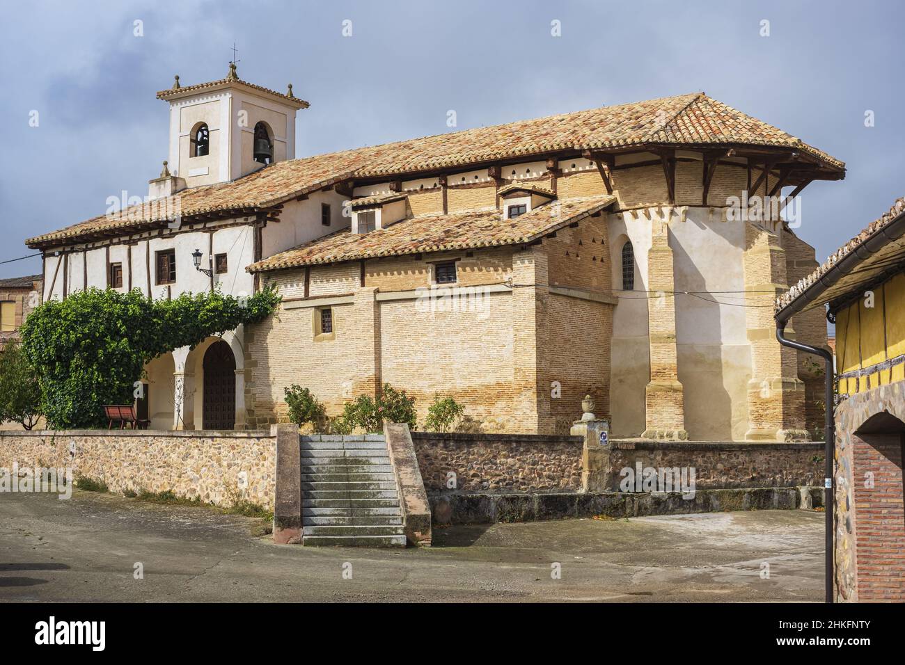 Spanien, Kastilien und León, Viloria de Rja, Dorf am Camino Francés, spanische Pilgerroute nach Santiago de Compostela, UNESCO-Weltkulturerbe, Kirche La Asuncion de Nuestra Señora Stockfoto