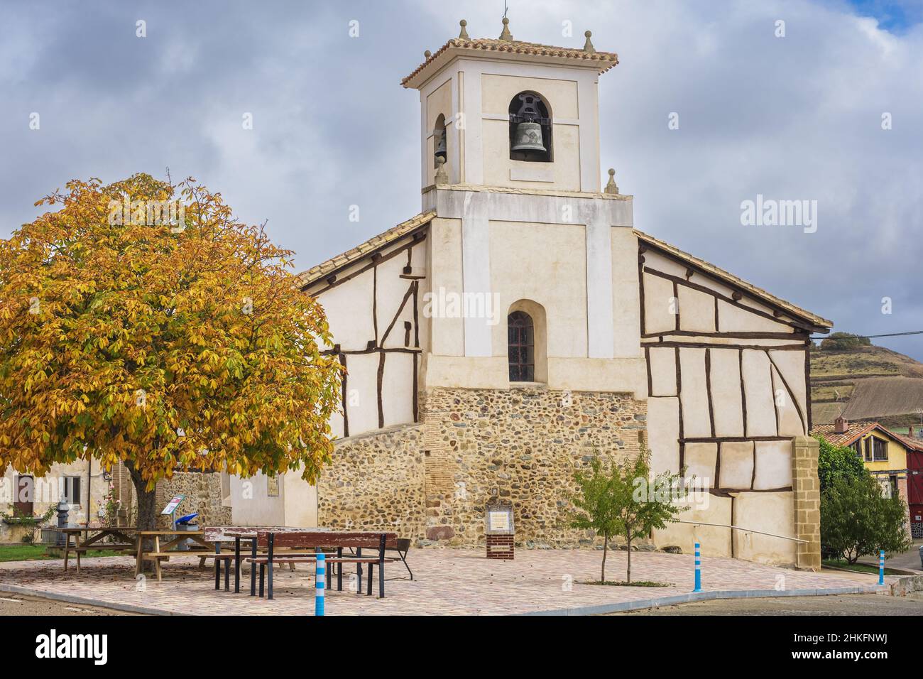 Spanien, Kastilien und León, Viloria de Rja, Dorf am Camino Francés, spanische Pilgerroute nach Santiago de Compostela, UNESCO-Weltkulturerbe, Kirche La Asuncion de Nuestra Señora Stockfoto