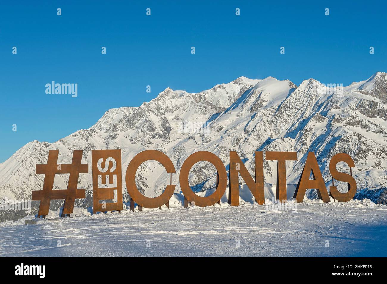 Frankreich, Haute Savoie, Mont Blanc-Massiv, Val Montjoie, les Contamines Montjoie, Winteraktivitäten im Skigebiet, Skifahren, das Contas-Logo am Joly-Pass und das Mont Blanc-Massiv Stockfoto