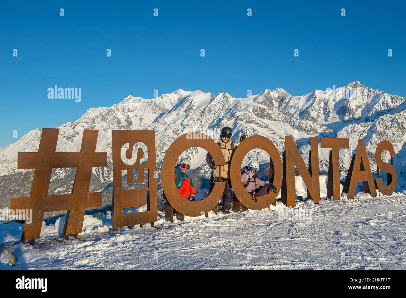 Frankreich, Haute Savoie, Mont Blanc-Massiv, Val Montjoie, les Contamines Montjoie, Winteraktivitäten im Skigebiet, Skifahren, das Contas-Logo am Joly-Pass und das Mont Blanc-Massiv Stockfoto