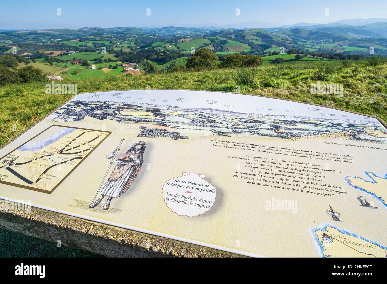 Frankreich, Pyrenäen-Atlantiques, Uhart-Mixe, Dorf an der Via Lemovicensis oder Vezelay, einer der Hauptwege nach Santiago de Compostela, Aussichtspunkt der Soyarza-Kapelle Stockfoto