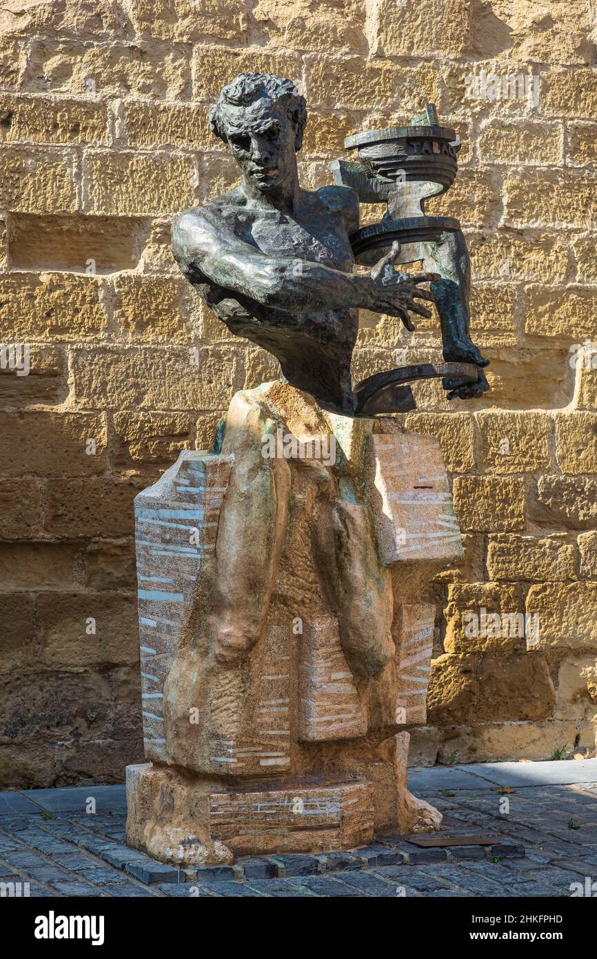 Spanien, La Rja, Logrono, Bühne auf dem Camino Francés, spanische Route der Pilgerfahrt nach Santiago de Compostela, die zum UNESCO-Weltkulturerbe gehört, stellt der historische Mann des Bildhauers Miguel Angel Sainz (1955-2002) die Bemühungen und die Entwicklung der handwerklichen Arbeit in Richtung des industriellen Fortschritts dar Stockfoto