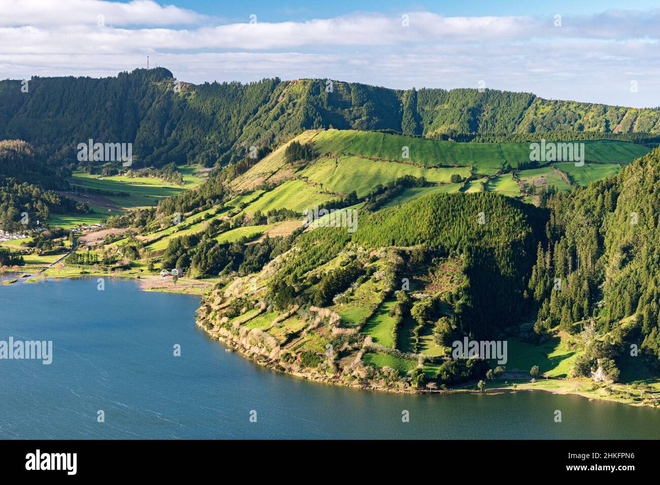 Die Lagoa Azul im Vulkankaldera Sete Cidades; die Caldeira do Alferes im Hintergrund (Sao Miguel, Azoren, Portugal) Stockfoto