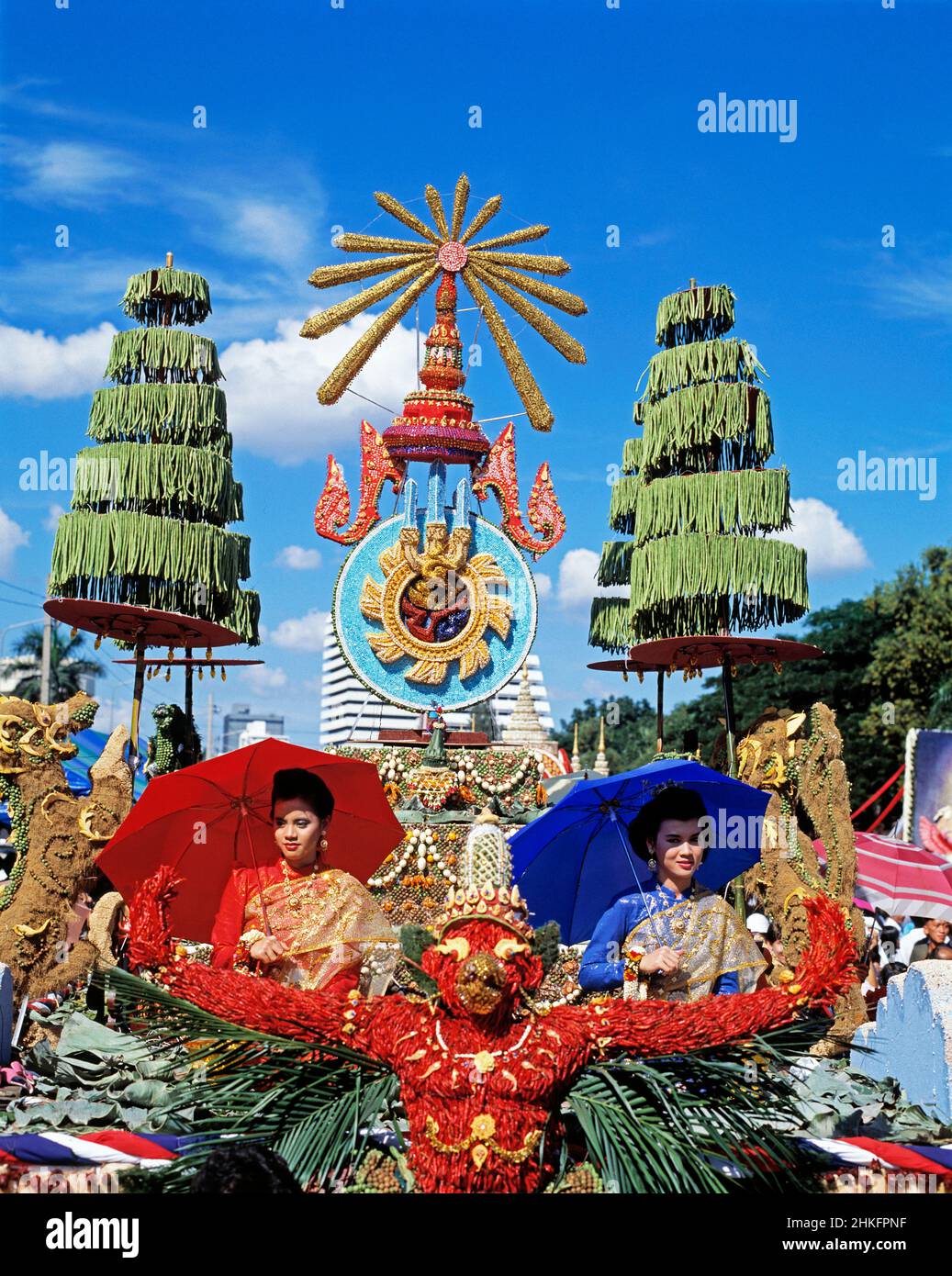 Thailand. Bangkok. Blumenfest. Frauen mit Sonnenschirmen reiten auf dem Festwagen. Stockfoto