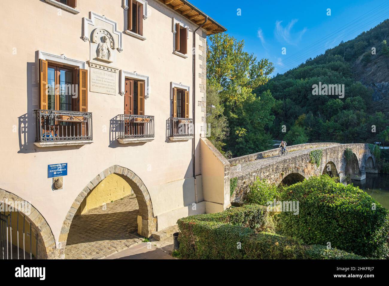 Spanien, Navarra, Villava (Atarrabia), Gemeinde am Camino Francés, spanische Pilgerroute nach Santiago de Compostela, UNESCO-Weltkulturerbe, mittelalterliche Brücke über den rio Ultzama und die ehemalige Basilika Trinidad de Arre aus dem 12th. Jahrhundert mit Hospiz Stockfoto