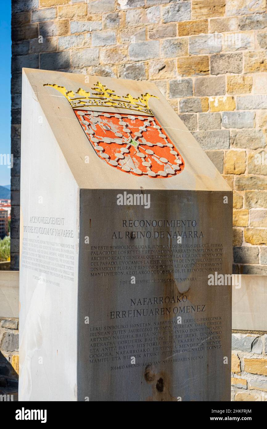 Spanien, Navarra, Pamplona (Iruña), Bühne auf dem Camino Francés, spanische Pilgerroute nach Santiago de Compostela, UNESCO-Weltkulturerbe, Monolith der Hommage an das Königreich Navarra, das als Wurzel des heutigen Navarra anerkannt ist Stockfoto