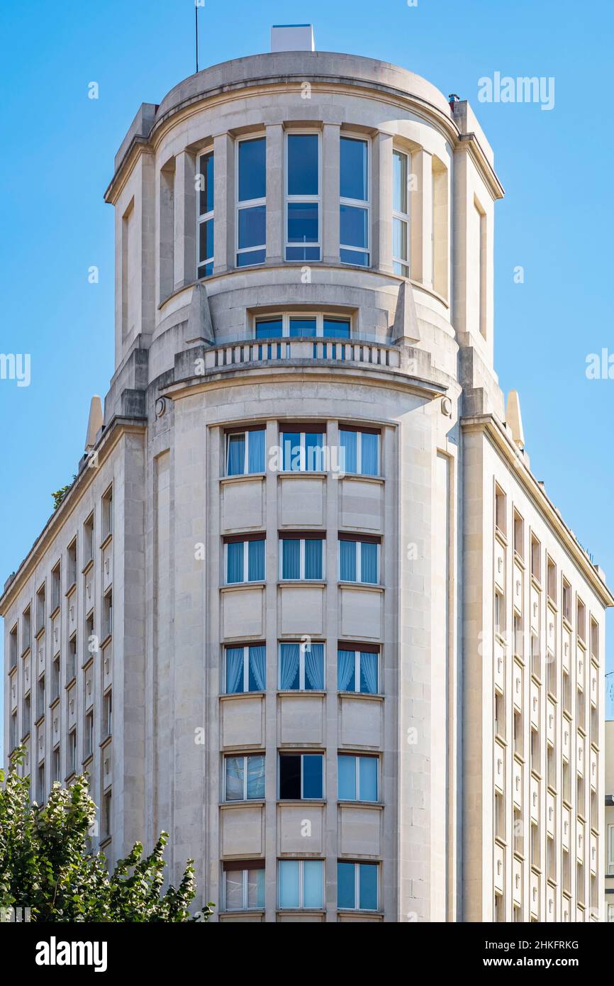Spanien, Navarra, Pamplona (Iruña), Bühne auf dem Camino Francés, spanische Pilgerroute nach Santiago de Compostela, UNESCO-Weltkulturerbe, Aurora-Gebäude aus dem Jahr 1950 von Victor Eusa (1894-1990) Stockfoto