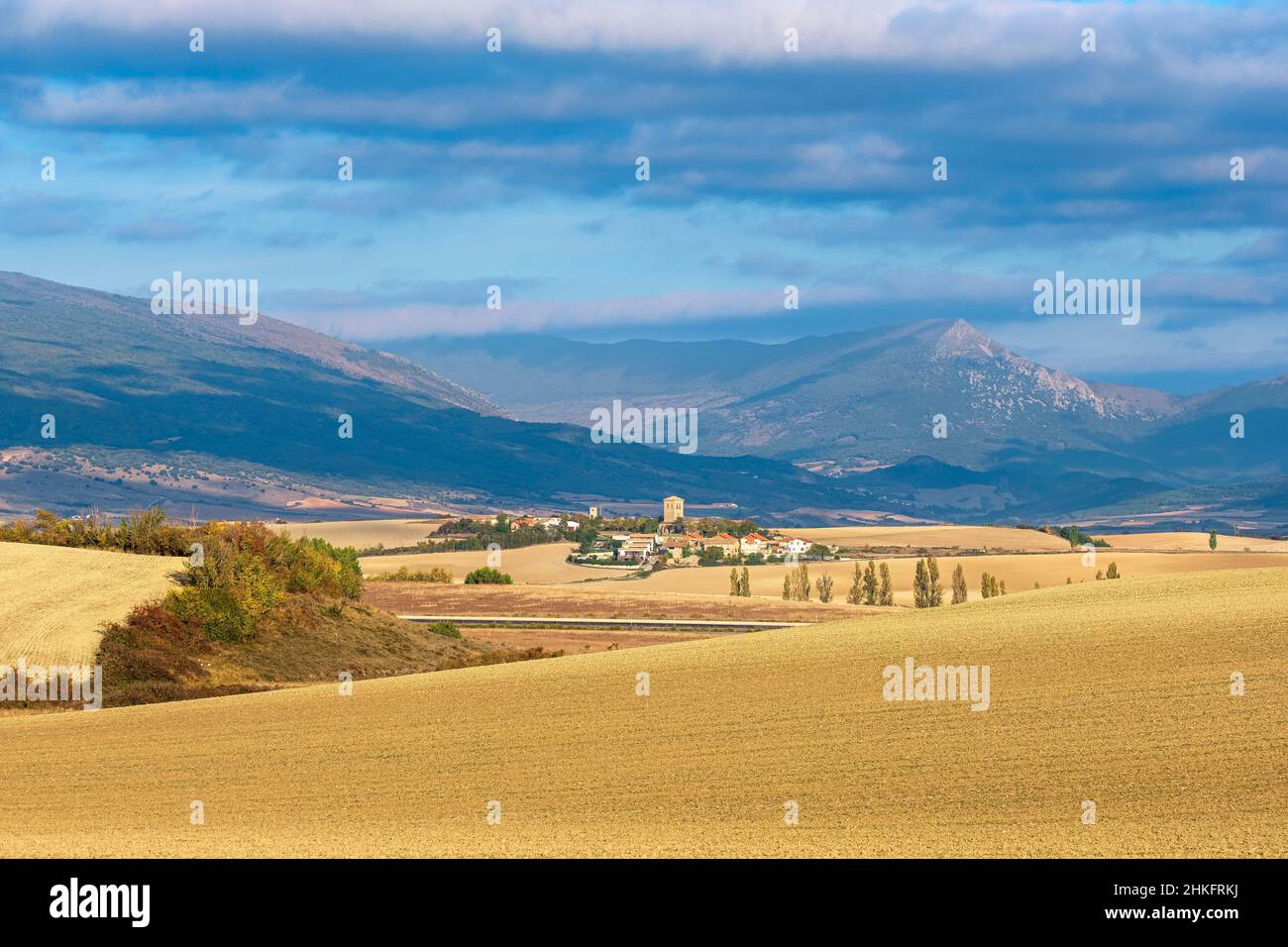 Spanien, Navarra, Pamplona-Becken (Cuenca de Pamplona), Landschaft auf dem Camino Francés, spanische Pilgerroute nach Santiago de Compostela, UNESCO-Weltkulturerbe Stockfoto
