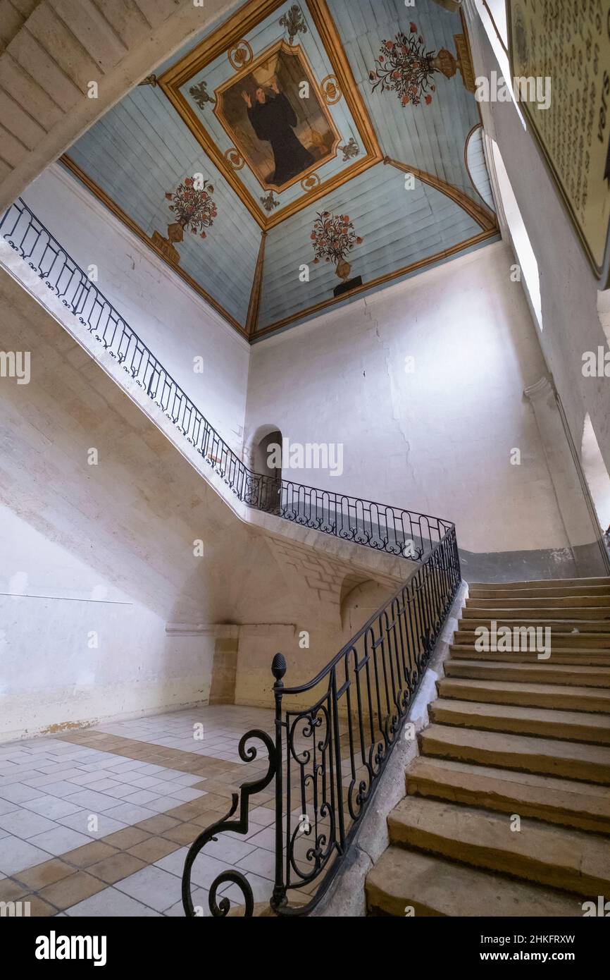 Frankreich, Gironde, La Reole, Stadt der Kunst und Geschichte, Bühne auf der Via Lemovicensis oder Vezelay Weg, einer der wichtigsten Wege nach Santiago de Compostela, Saint-Pierre de La Reole Benediktiner Priorat, die große Treppe und Deckengemälde von Saint-Benedict, Gründer des Benediktiner-Ordens Stockfoto