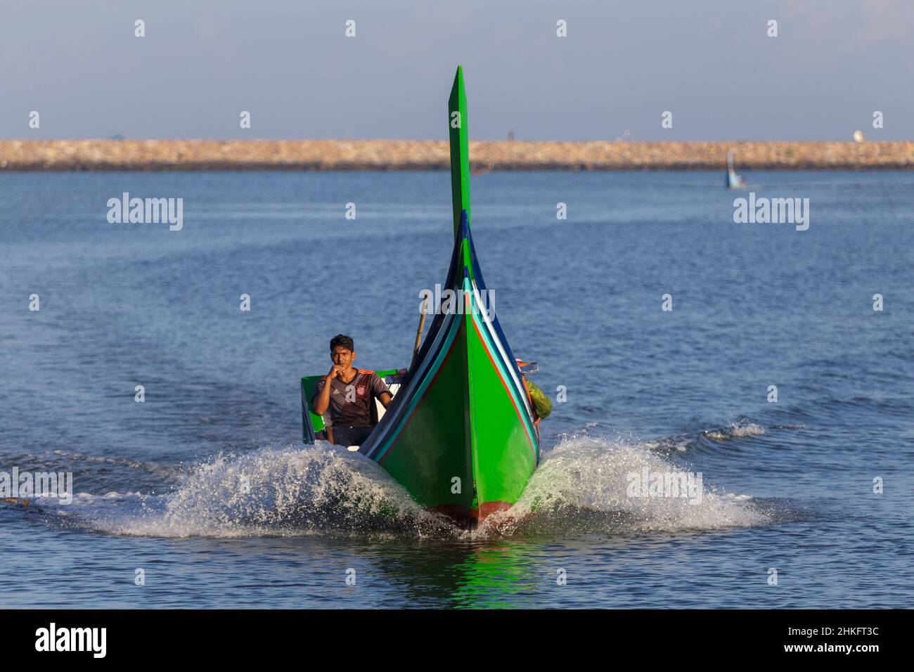 Aceh, Indonesien. 12. Januar 2022. Fischerboot und Fischer im Meer bei Sonnenaufgang, Banda Aceh, Indonesien Stockfoto