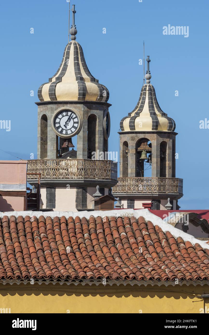 Spanien, Kanarische Inseln, Teneriffa, City Hall und Kuppeln der Unbefleckten Empfängnis der Orotava Kirche Stockfoto