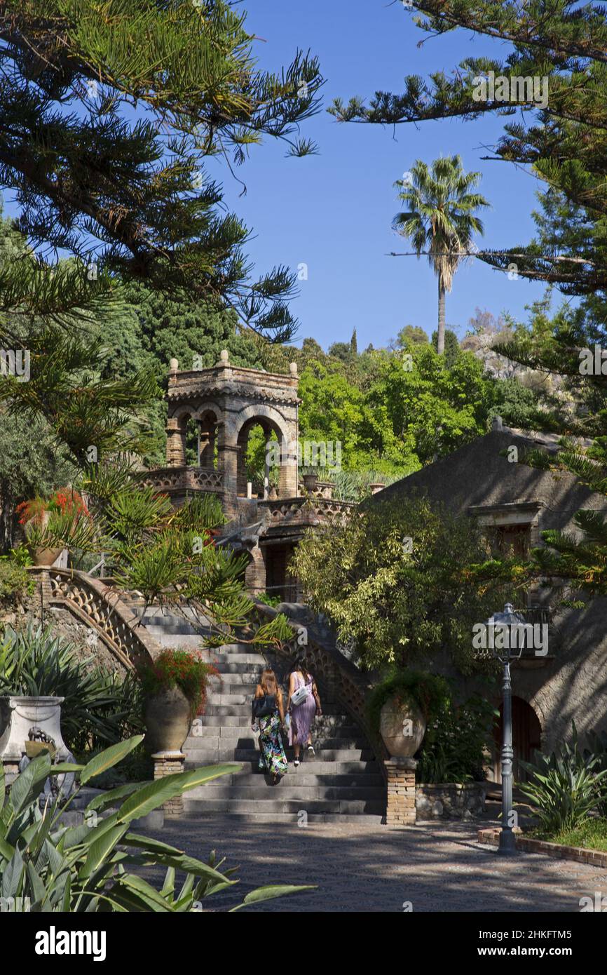 Italien, Sizilien, Taormina, junge Frauen, die vor einer