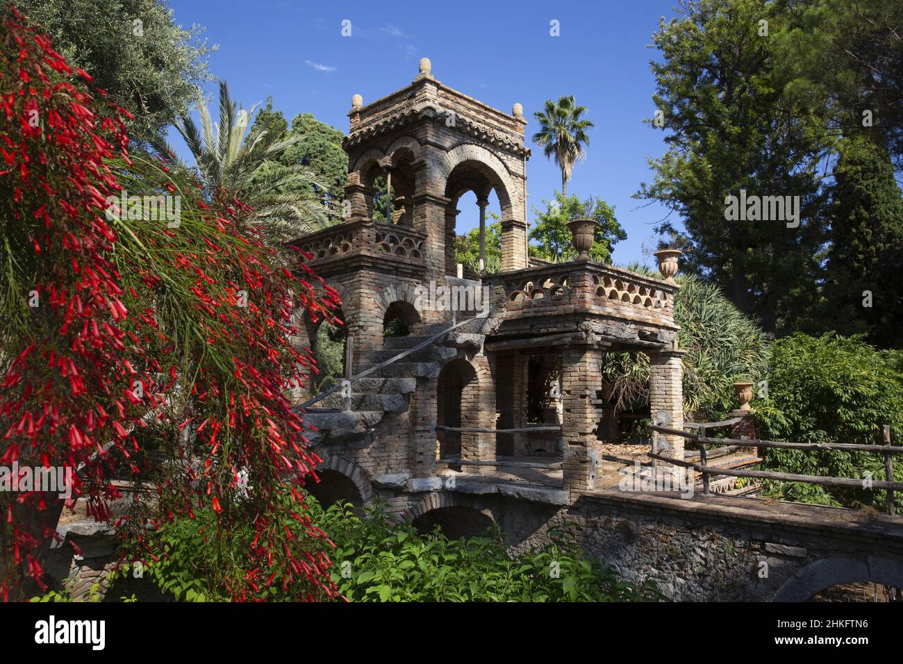 Italien, Sizilien, Taormina, viktorianischer Backsteintörnel inmitten der Gärten der Gemeinschaftsvilla, ehemaliges Eigentum der englischen Lady Florence Trevelyan Stockfoto