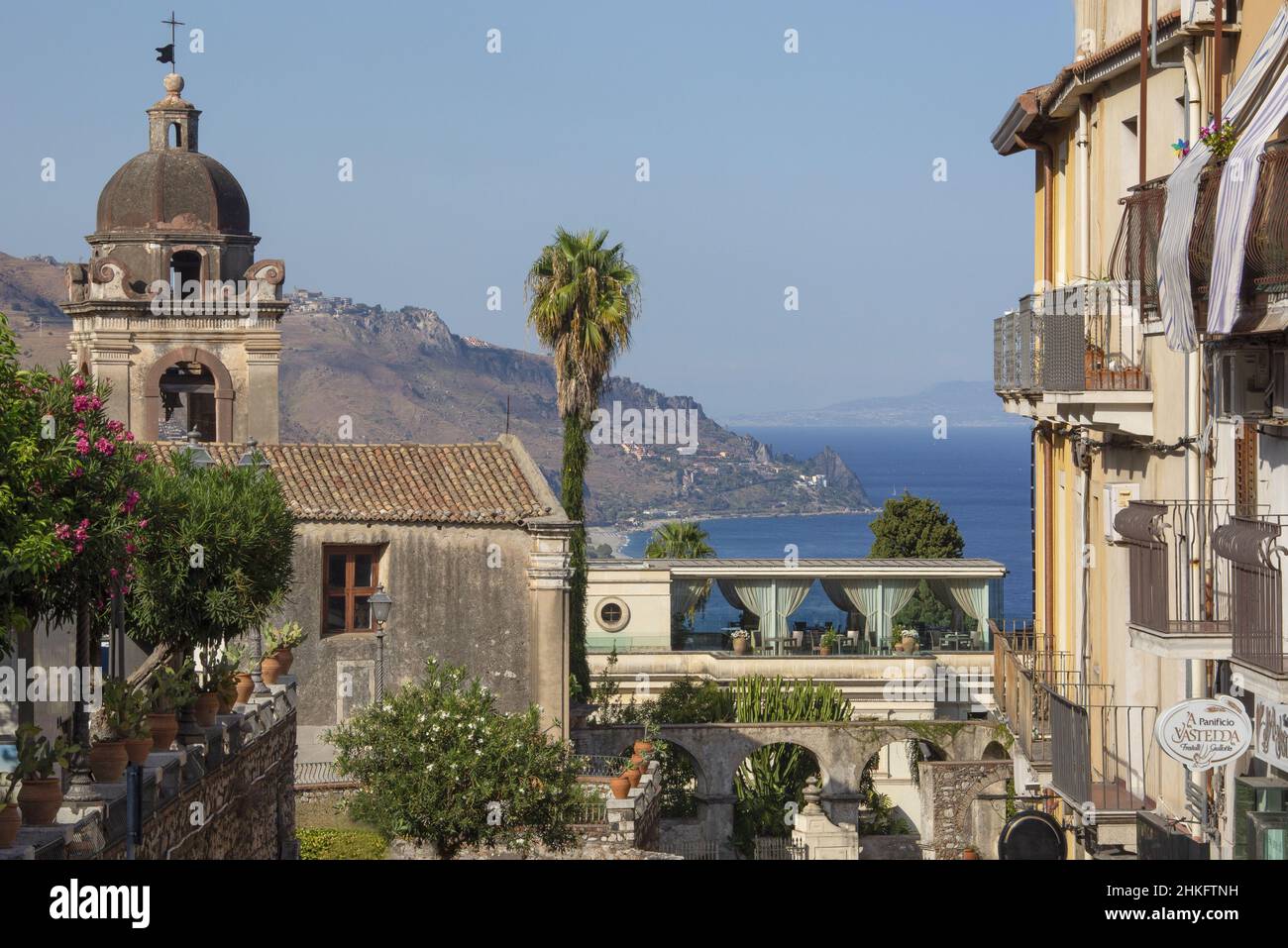 Italien, Sizilien, Taormina, die Kirche Saint Pancrace mit den Klippen und dem Ionischen Meer im Hintergrund Stockfoto