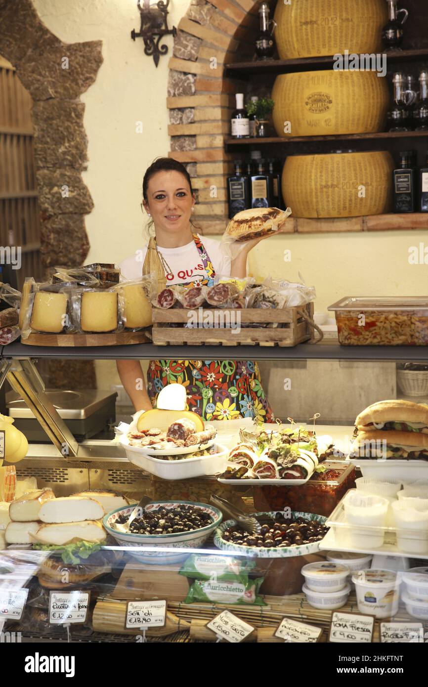 Italien, Sizilien, Taormina, Einkaufen in der Mitte der sizilianischen Wurst und Käse in einem Delikatessengeschäft im Stadtzentrum Stockfoto