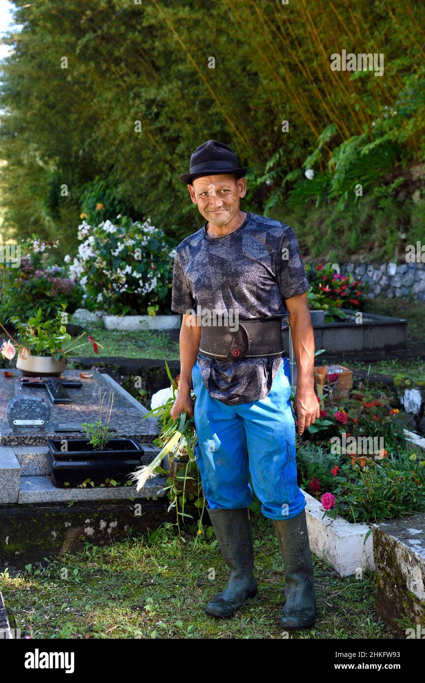 Frankreich, Réunion Island (französisches Überseedepartement), Cirque de Salazie, von der UNESCO zum Weltkulturerbe erklärt, Hell-Bourg, gekennzeichnet als Les Plus Beaux Villages de France (die schönsten Dörfer Frankreichs), Philippe Cocotier namens La Chine, Ein lokaler Offizier aus Hell Bourg, der für die Instandhaltung des Friedhofs verantwortlich ist Stockfoto