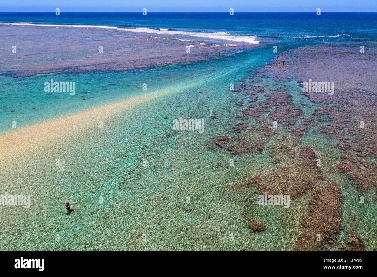 Frankreich, Réunion Island (französisches Überseedepartement), Westküste, Lagunenstrand Saint Gilles les Bains bei Ermitage les Bains, Fischer in der Lagune und Haifischnetze über die Passe de l'Ermitage im Hintergrund (Luftaufnahme) Stockfoto