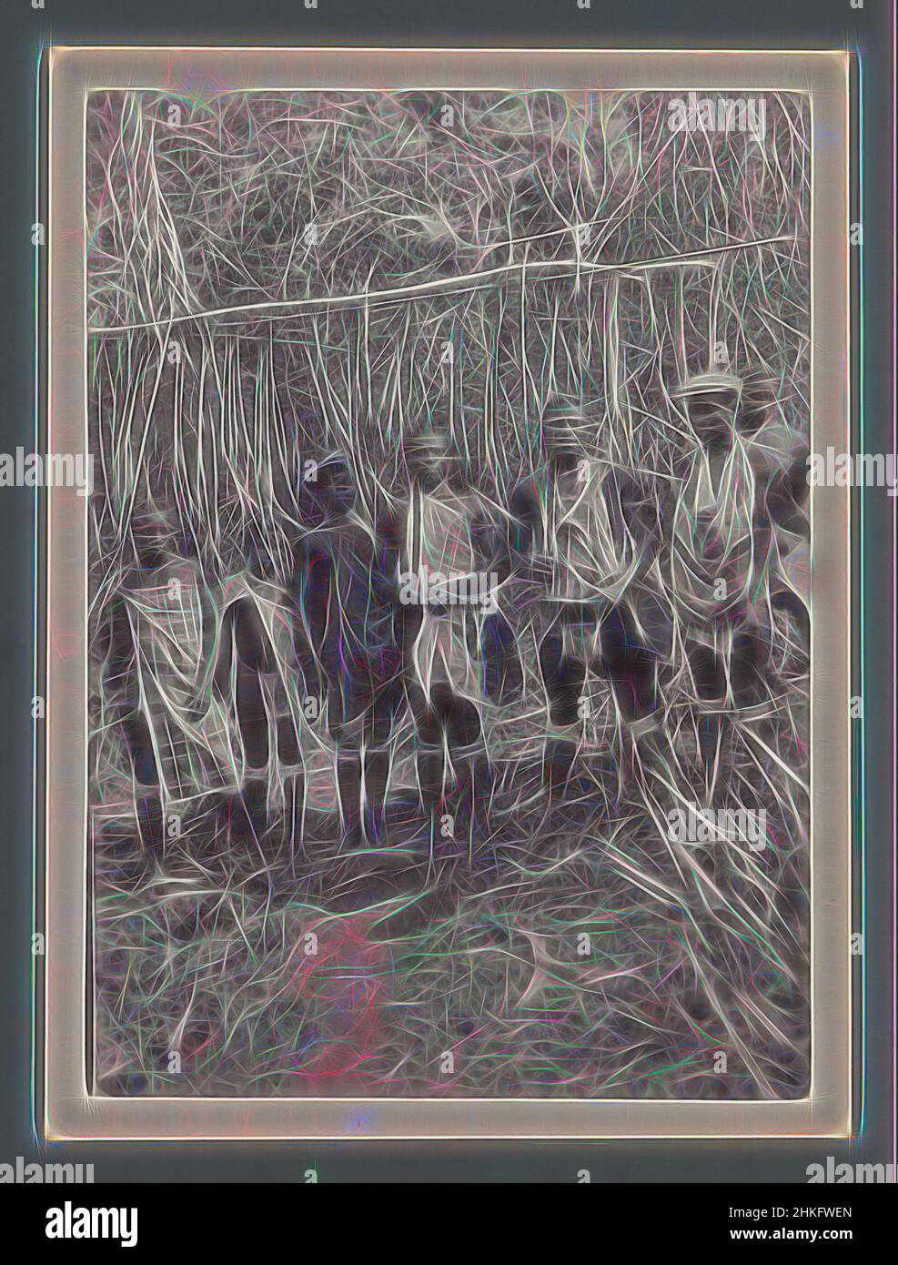 Inspiriert von sieben Maroon-Männern vor dem Eingang eines Maroon-Dorfes (vermutlich) in Suriname, c. 1910 - c. 1940, Silbergelatine-Druck, Höhe 120 mm × Breite 88 mm, neu gestaltet von Artotop. Klassische Kunst neu erfunden mit einem modernen Twist. Design von warmen fröhlichen Leuchten der Helligkeit und Lichtstrahl Strahlkraft. Fotografie inspiriert von Surrealismus und Futurismus, umarmt dynamische Energie der modernen Technologie, Bewegung, Geschwindigkeit und Kultur zu revolutionieren Stockfoto