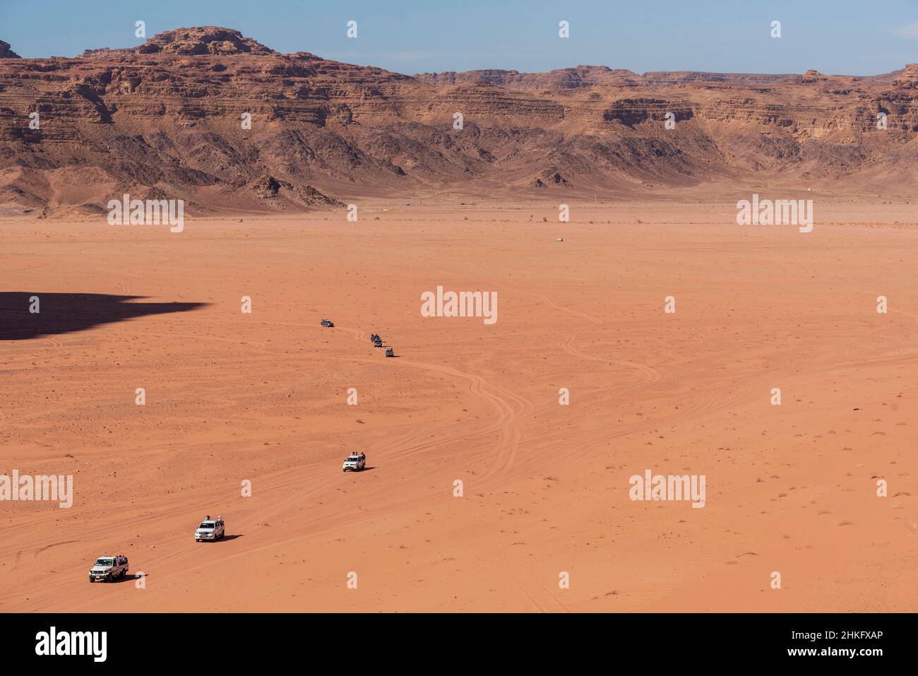 Jordanien, Aqaba Governorate, Wadi Rum, von der UNESCO zum Weltkulturerbe erklärt, Wüstenfahrzeuge mit Allradantrieb Stockfoto