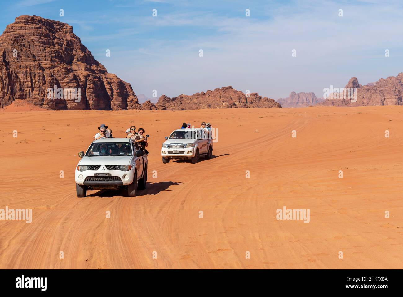 Jordanien, Wadi Rum, von der UNESCO zum Weltkulturerbe erklärt, Wüste, Touristen in Allradfahrzeugen Stockfoto