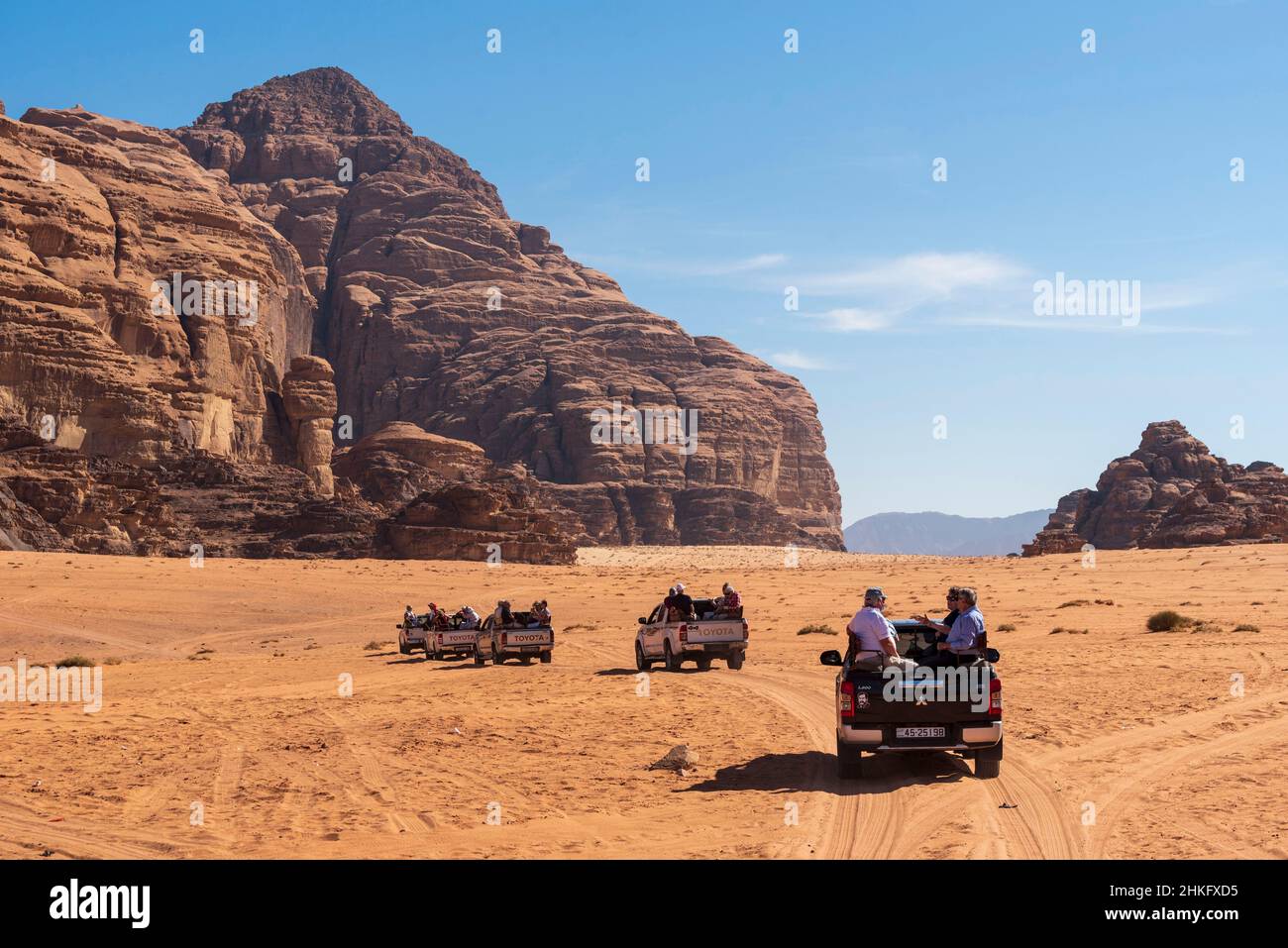 Jordanien, Aqaba Governorate, Wadi Rum, von der UNESCO zum Weltkulturerbe erklärt, Wüste, Touristen in Allradfahrzeugen Stockfoto