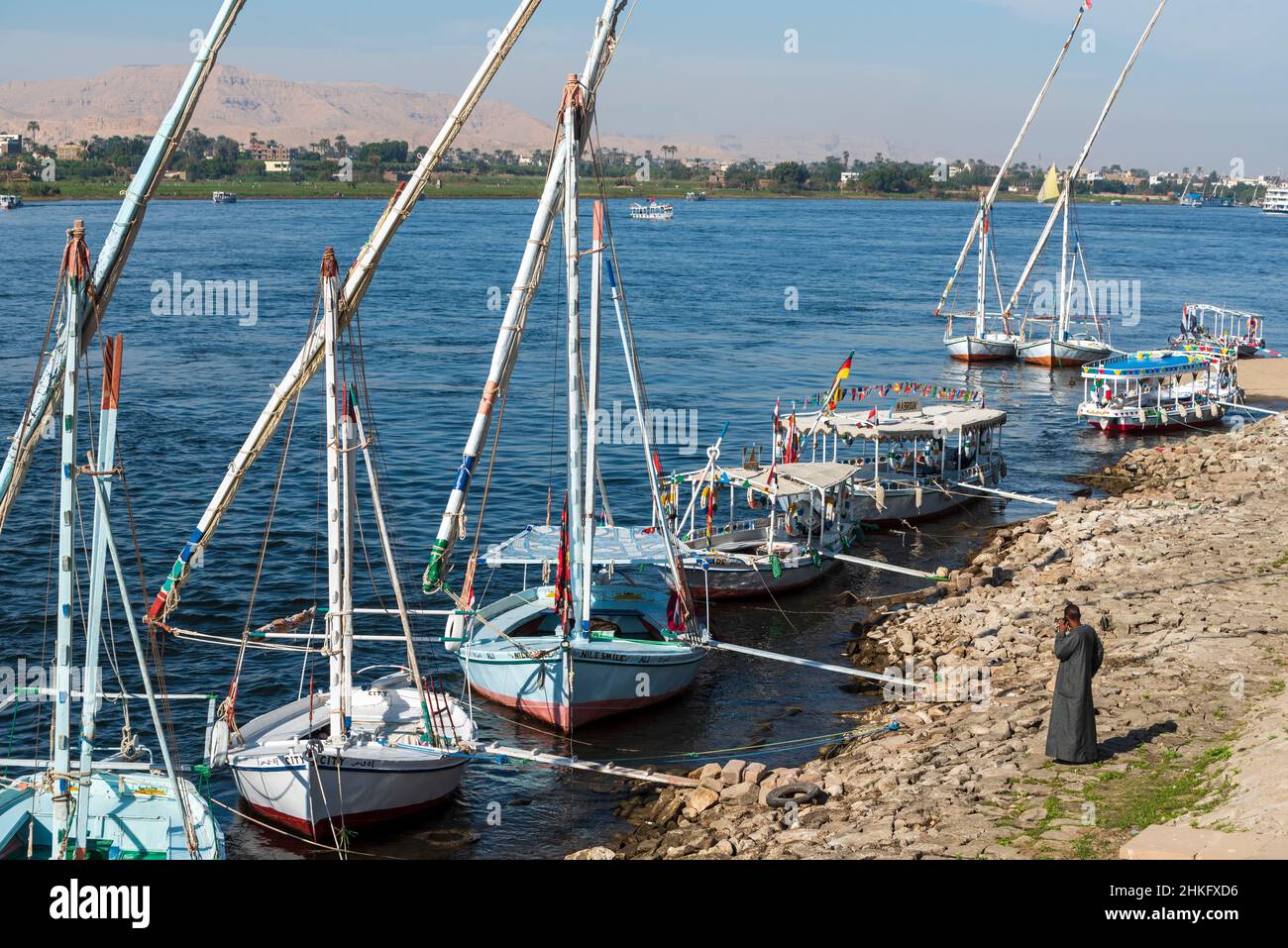 Ägypten, Oberägypten, Niltal, Luxor, festfahrende Flussboote und die Stadt Luxor im Hintergrund Stockfoto
