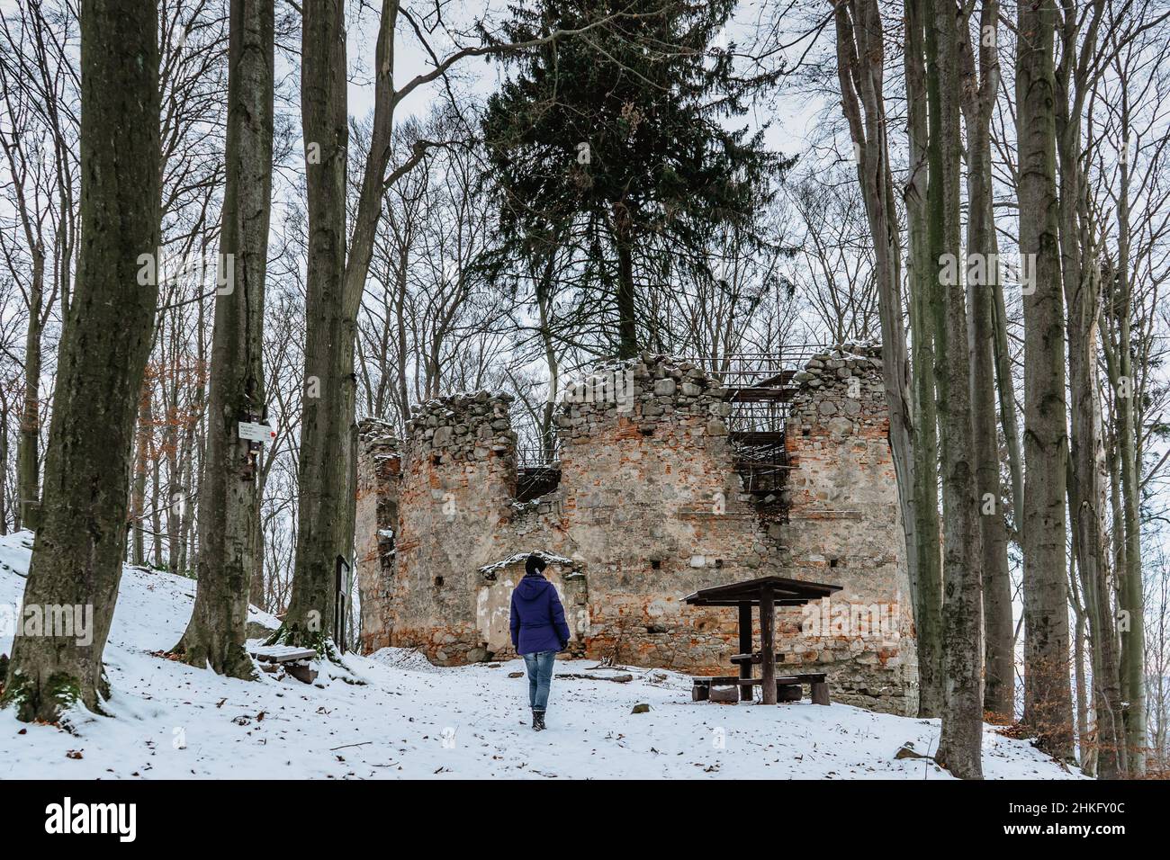 Wandern Mädchen genießen Blick auf die Ruinen der verlassenen Kapelle der Heiligen Maria Magdalena auf dem Hügel von Maly Blanik, Tschechische Republik.Wallfahrtsort mit großen spruc Stockfoto